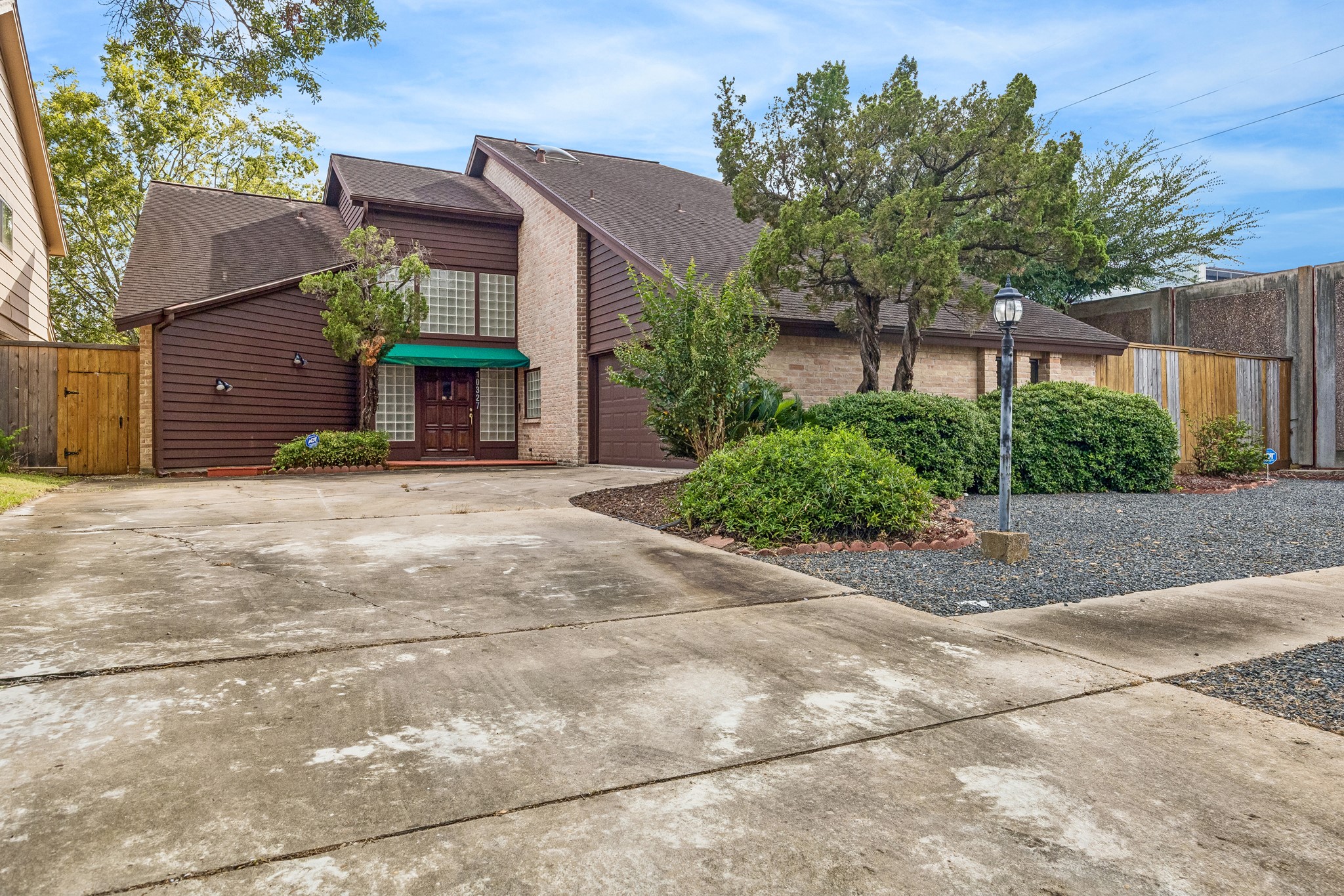 This spacious contemporary home in Briar Court located next to Briargrove Park neighborhood is waiting to be updated to its fullest potential.