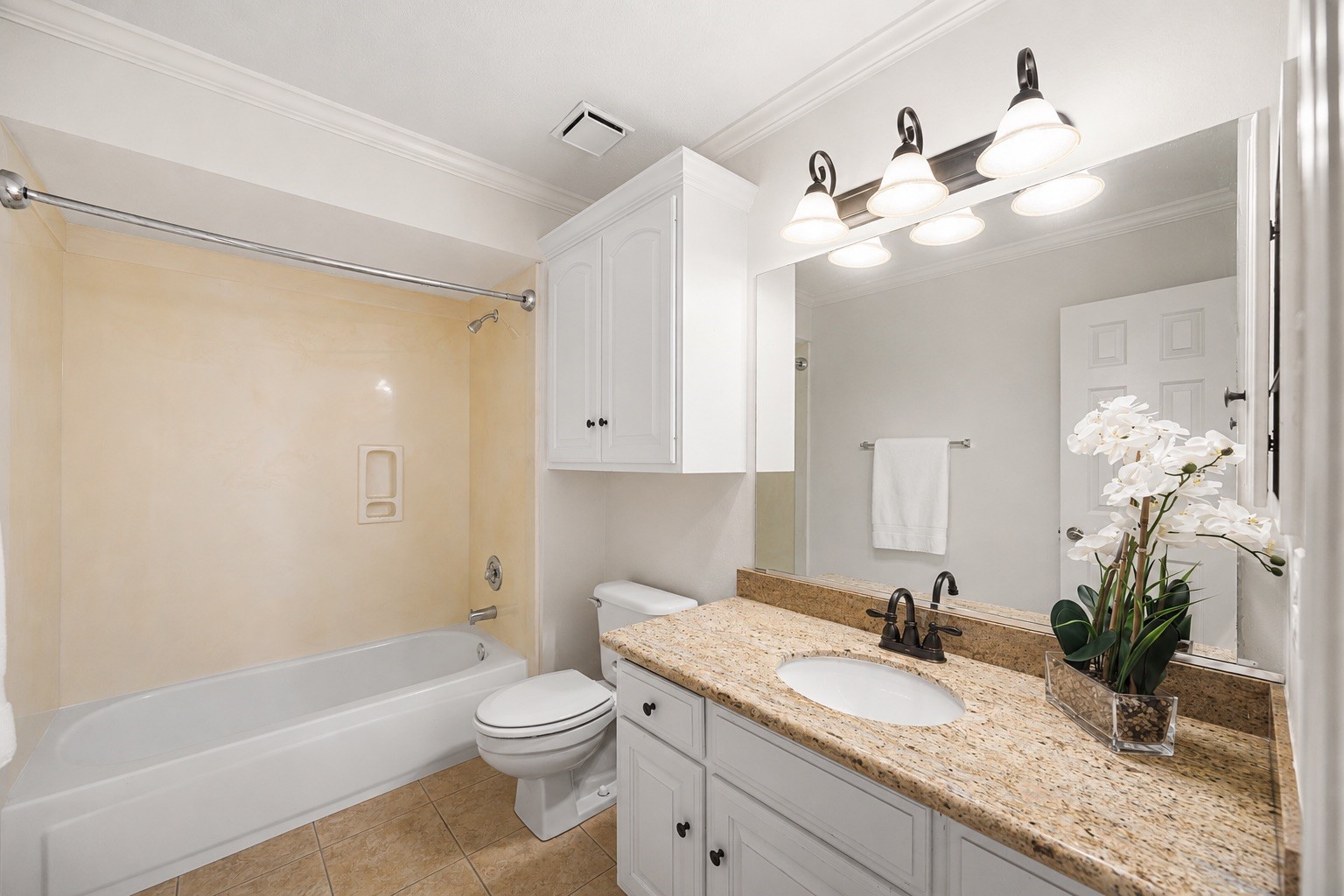 Additional full en-suite bath with granite vanity.