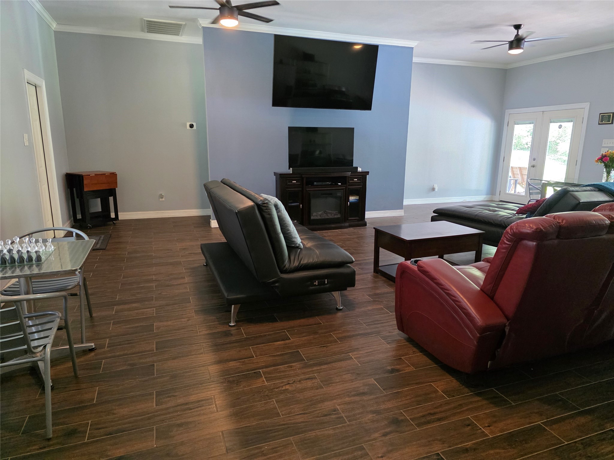Pool House/Guest Suite has 1 bedroom and 1 full bathroom and kitchen.