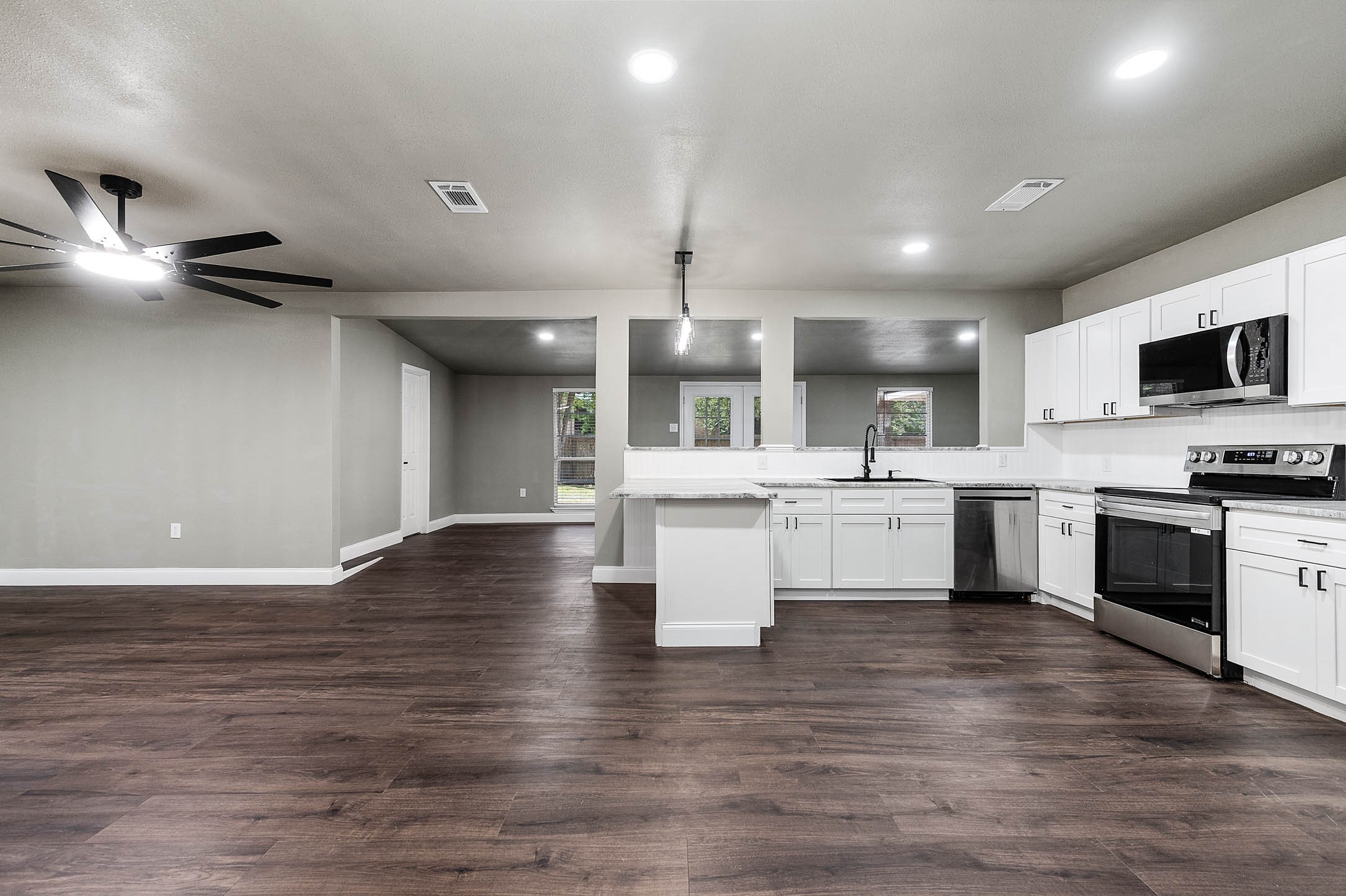 Beautiful kitchen complete with appliances