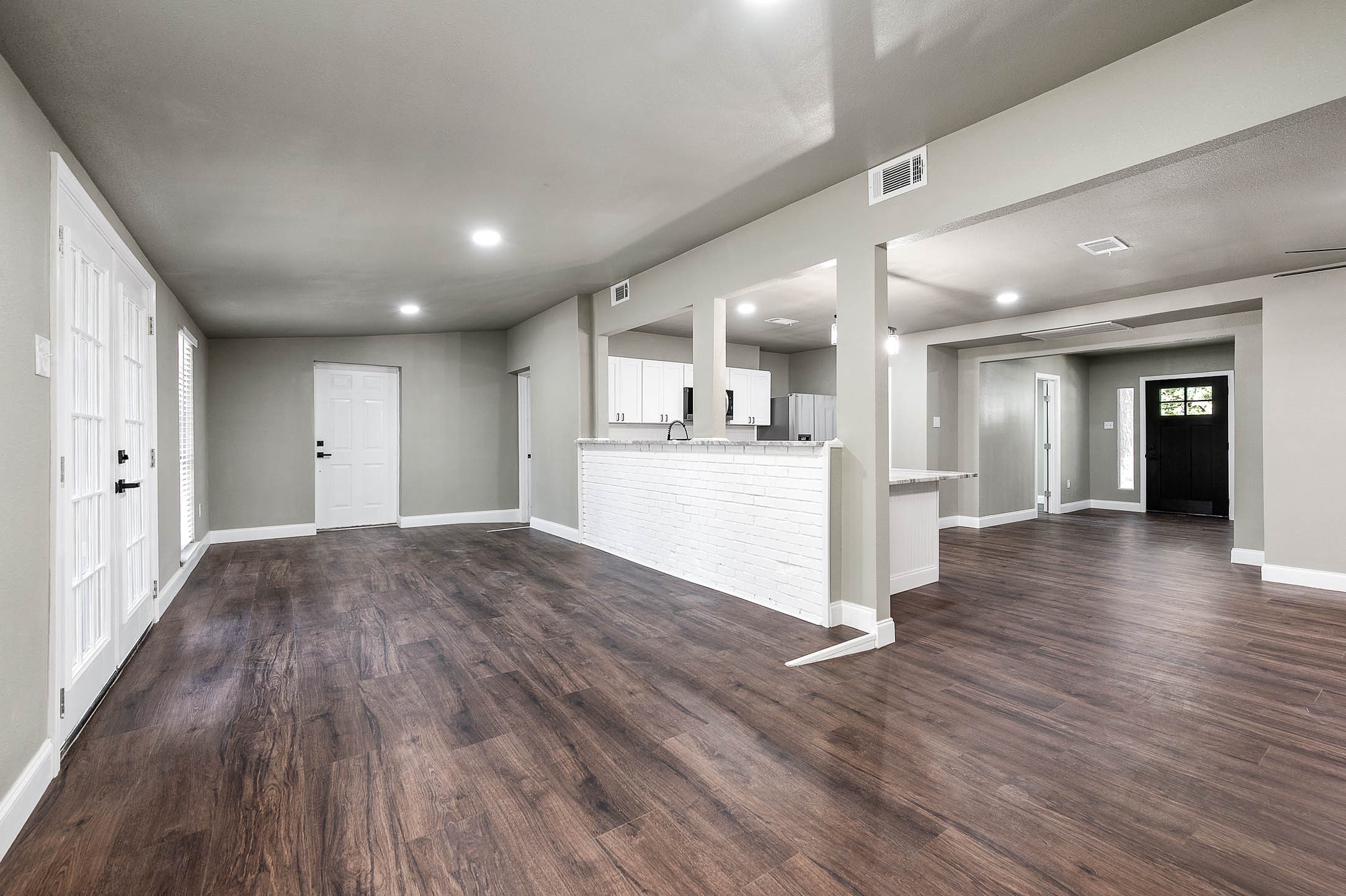 Huge bar for entertaining