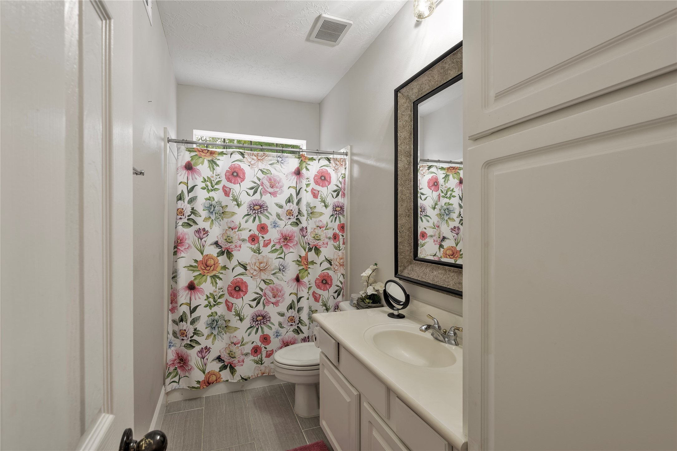 Full Bath/ 1st floor