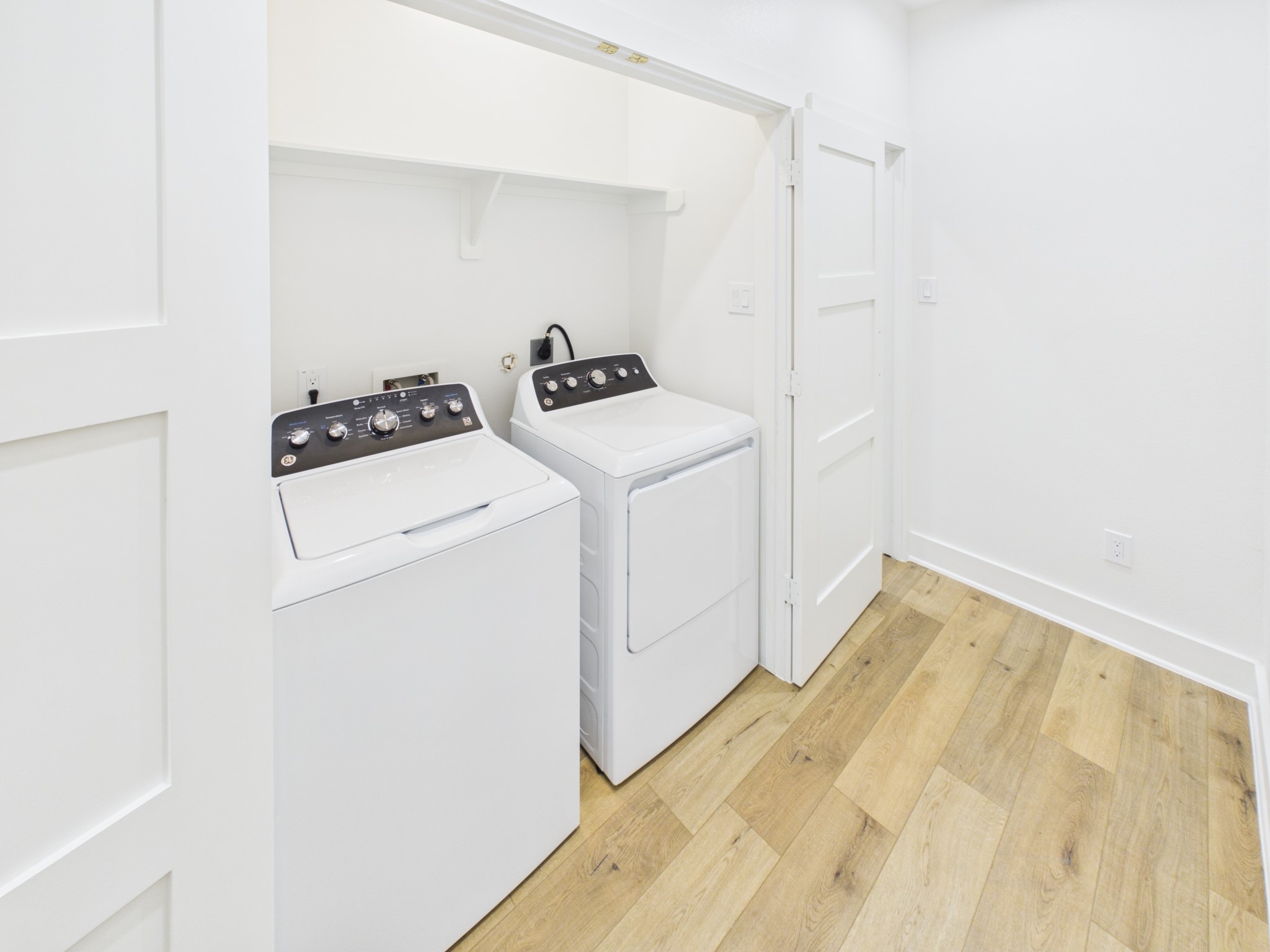 full size washer/dryer included