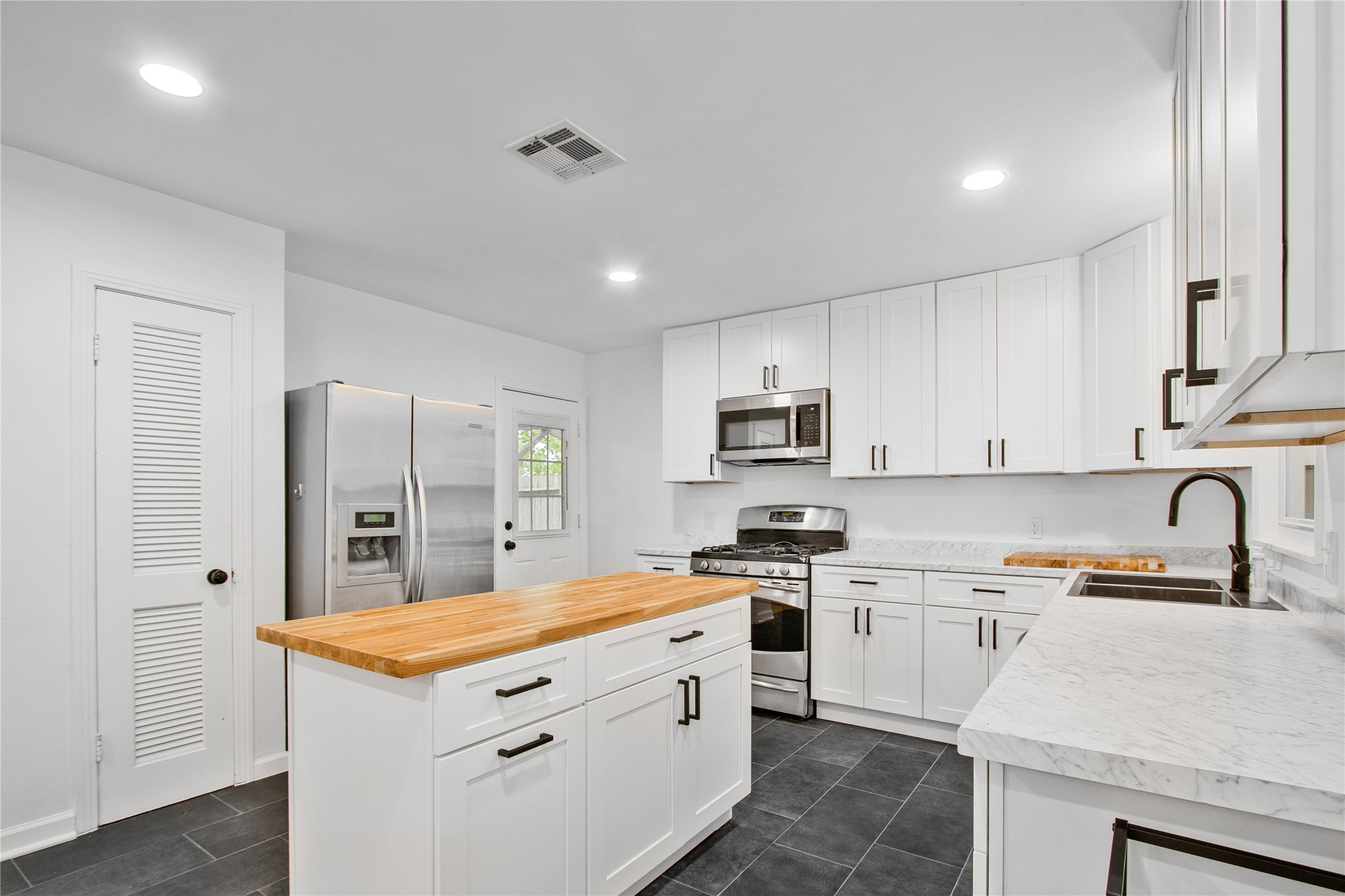 1506 14th Avenue N, Texas City, TX 77590