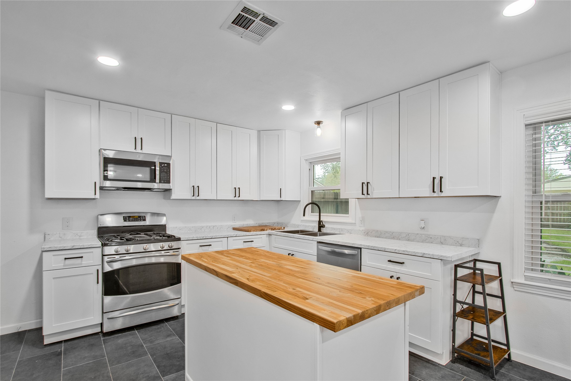 1506 14th Avenue N, Texas City, TX 77590