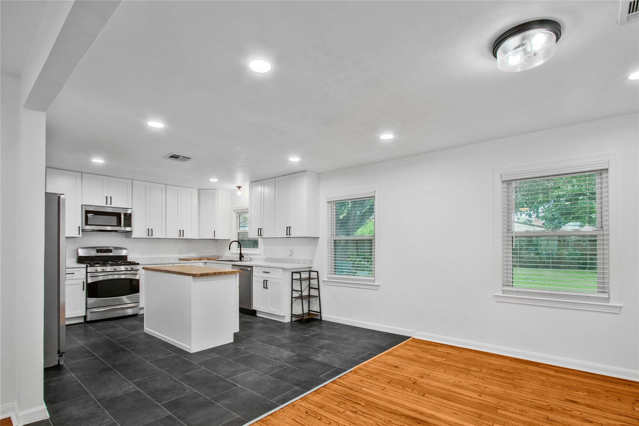 1506 14th Avenue N, Texas City, TX 77590
