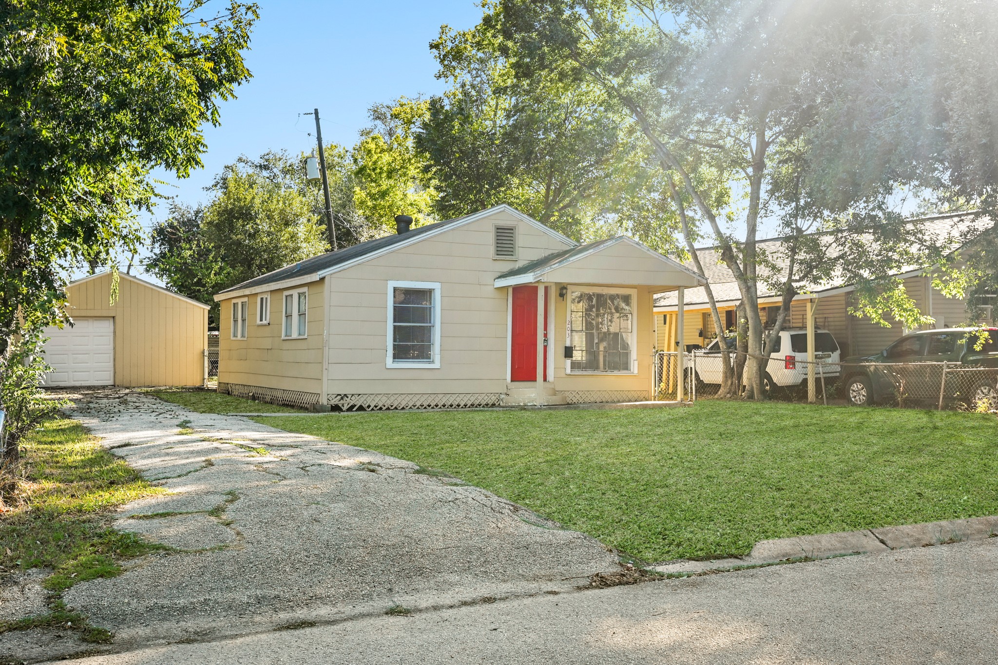 203 W Hart Avenue, Pasadena, TX 77506