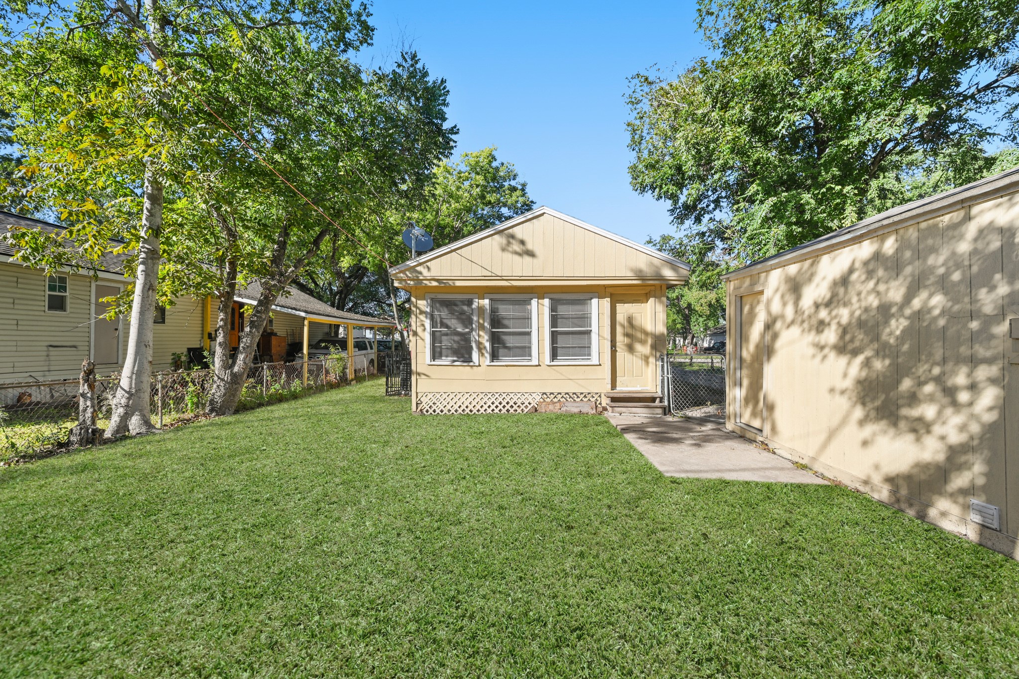 203 W Hart Avenue, Pasadena, TX 77506