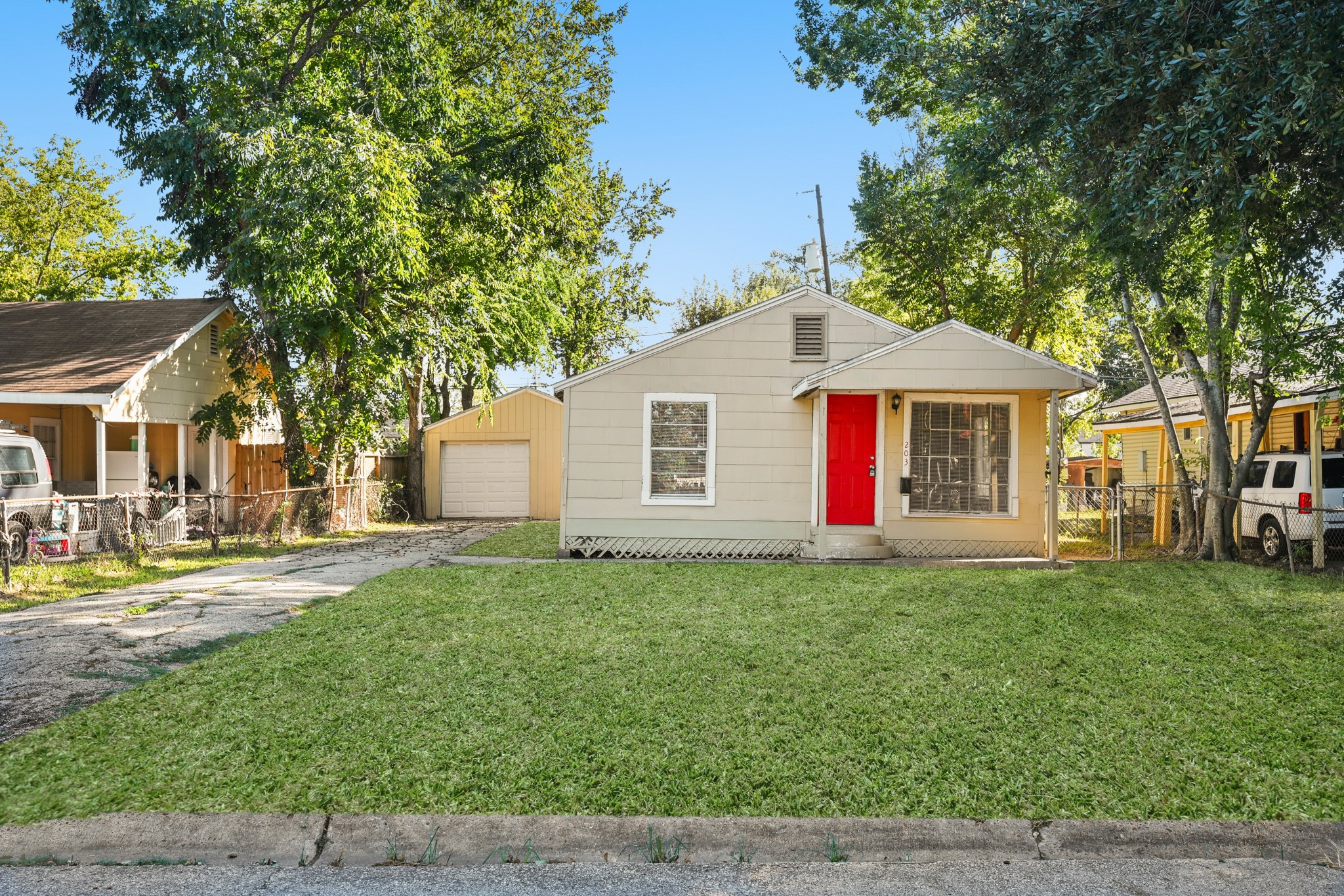 203 W Hart Avenue, Pasadena, TX 77506