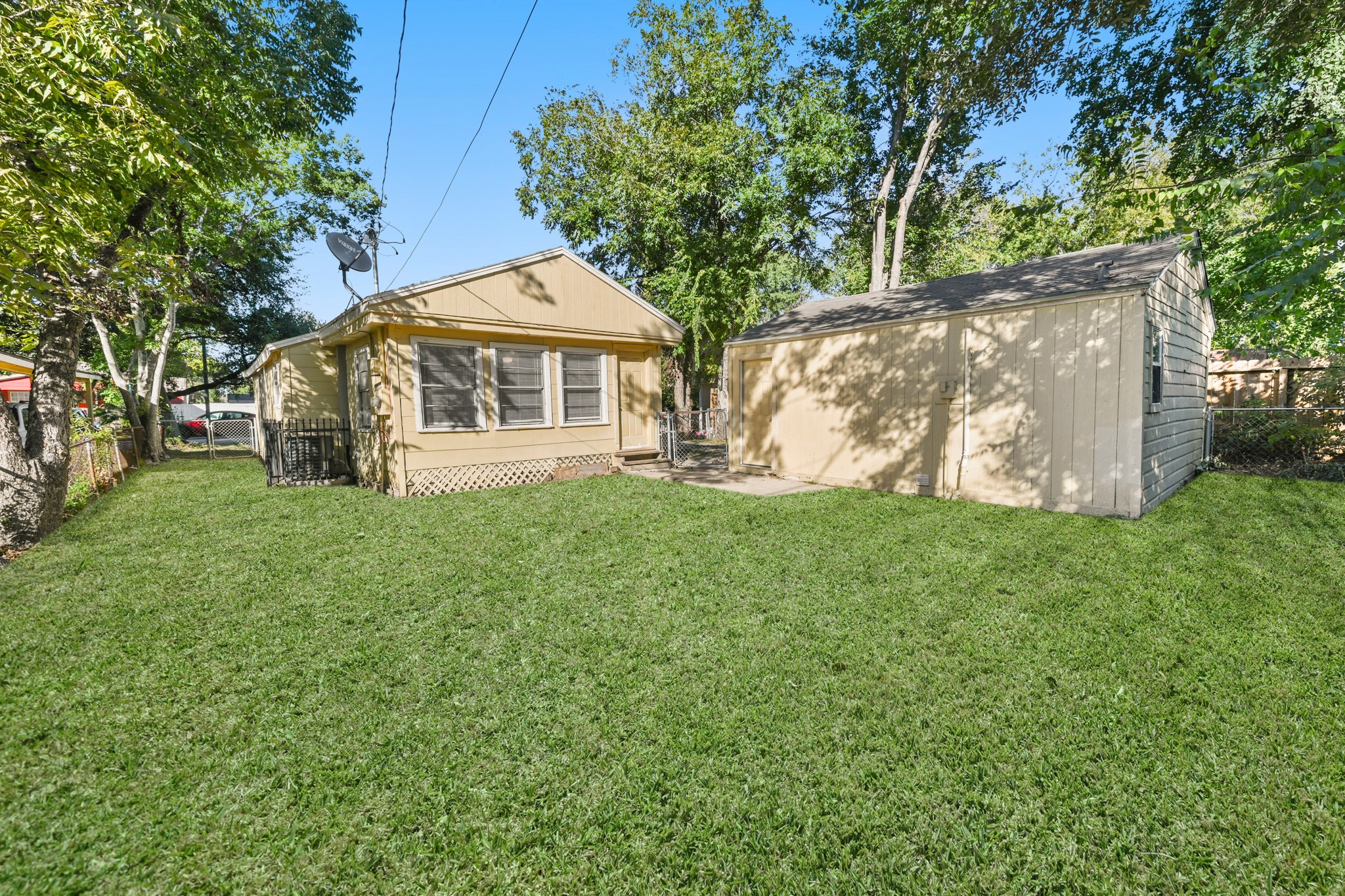 203 W Hart Avenue, Pasadena, TX 77506