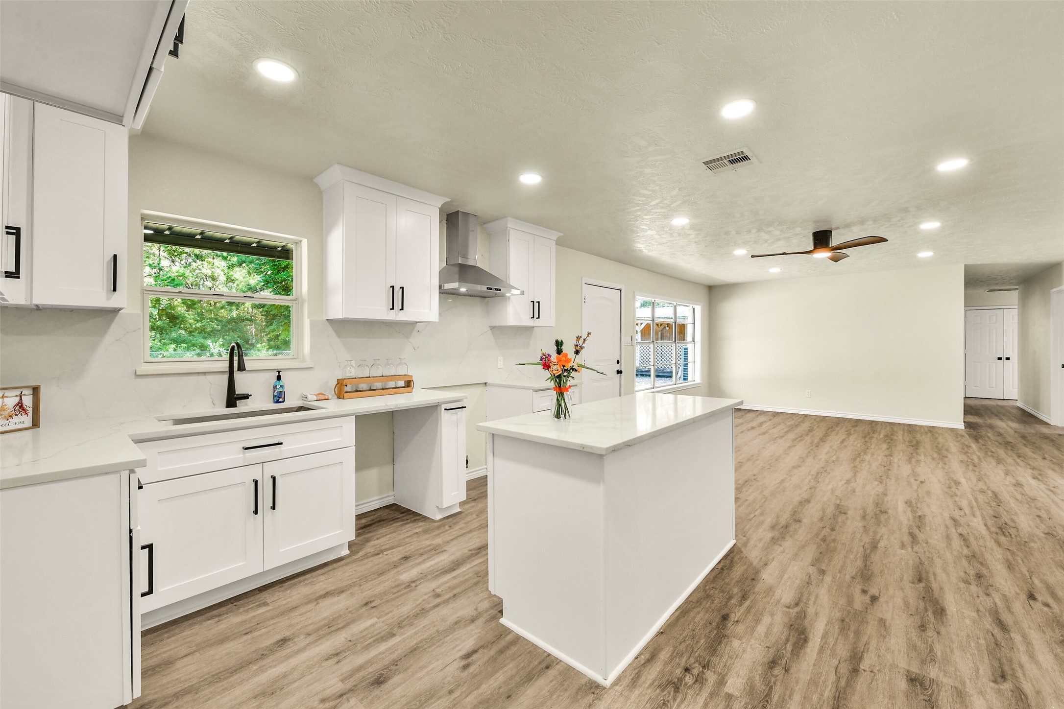 319 E South Street, Alvin, TX 77511
