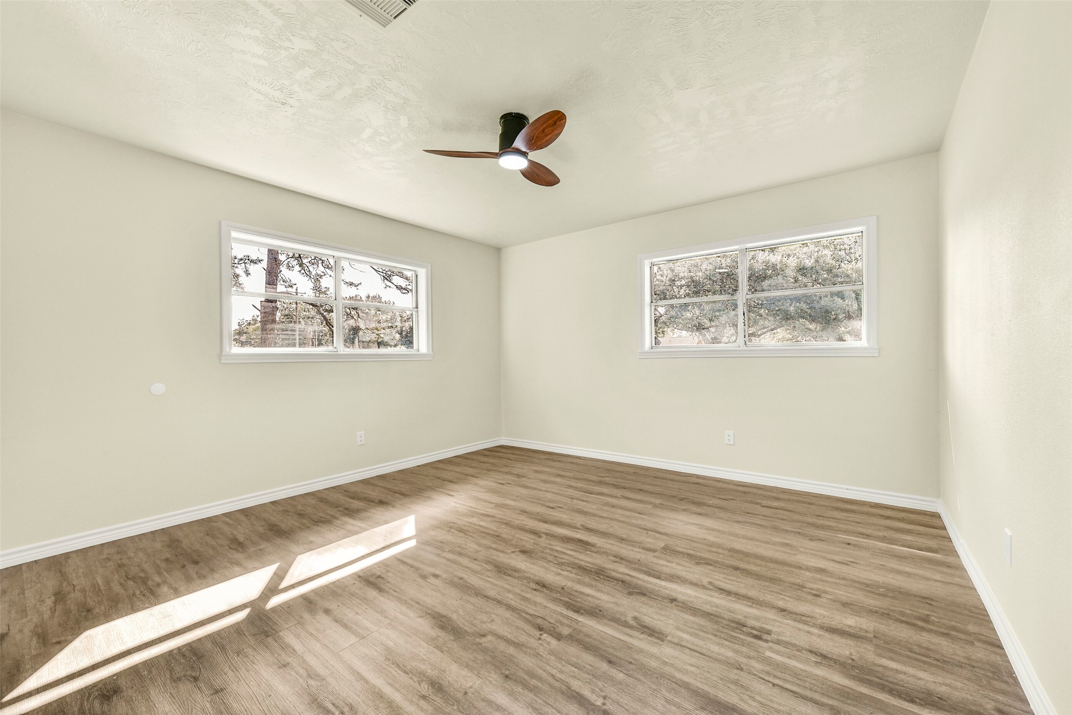 319 E South Street, Alvin, TX 77511