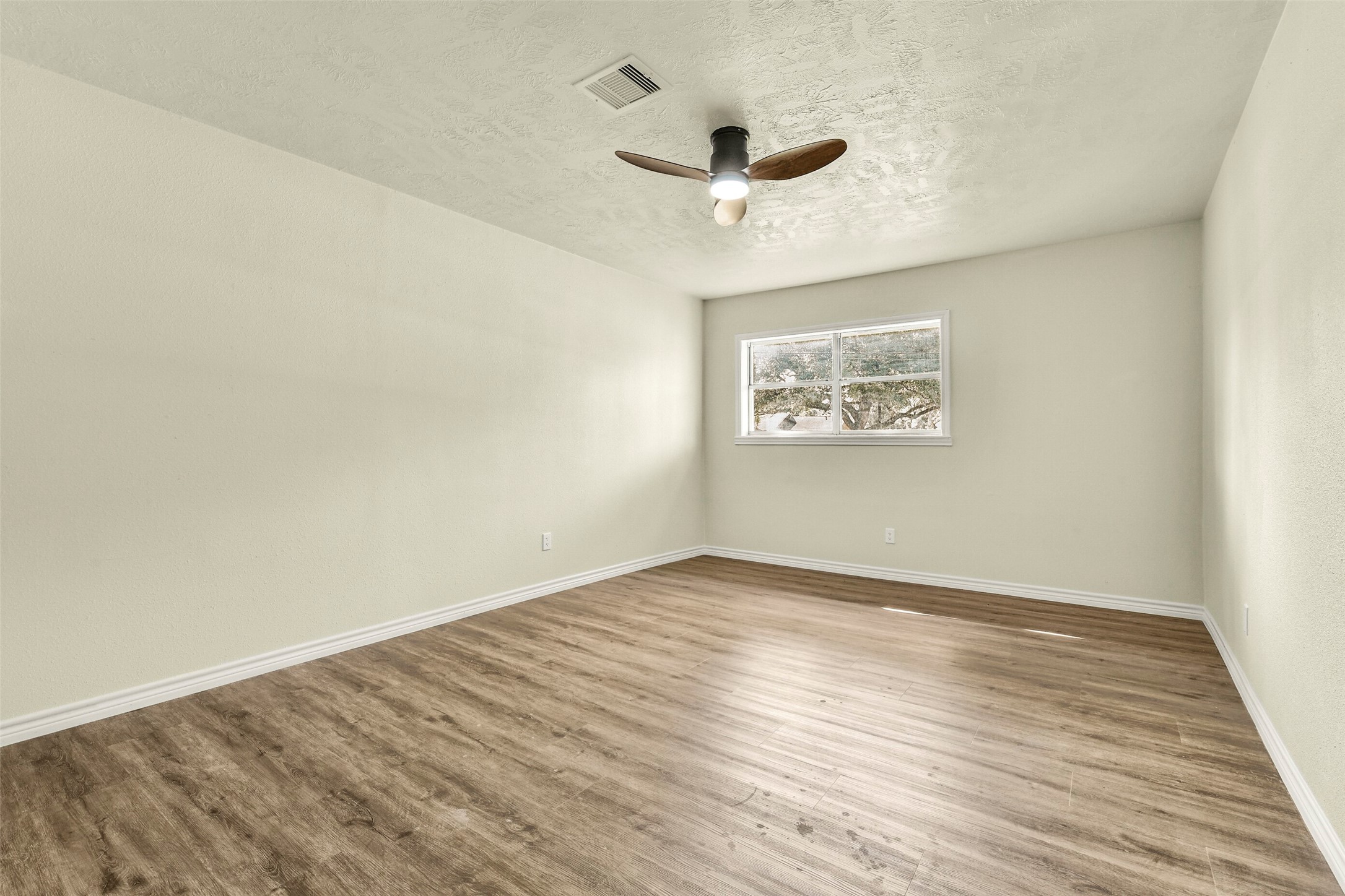 319 E South Street, Alvin, TX 77511