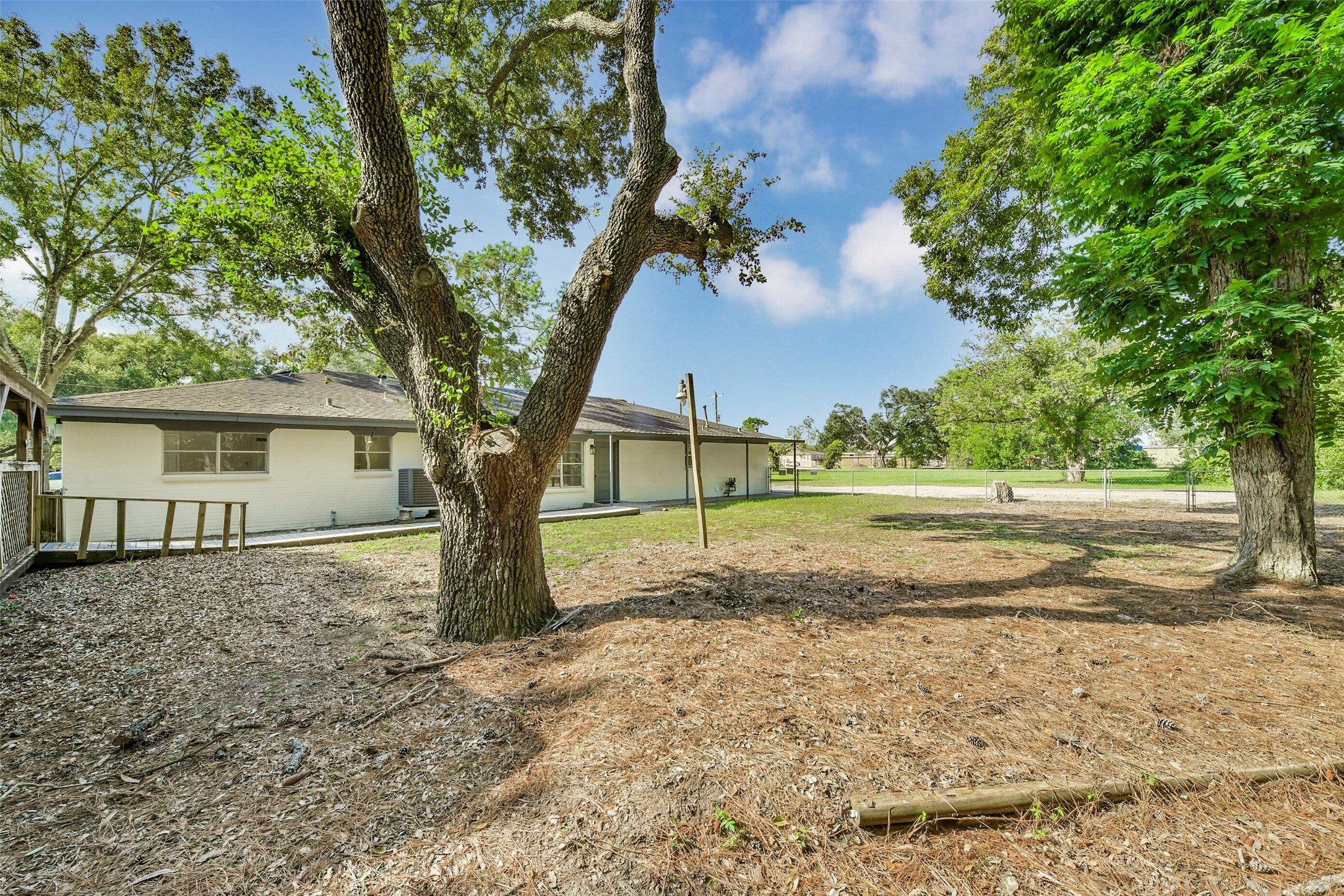 319 E South Street, Alvin, TX 77511
