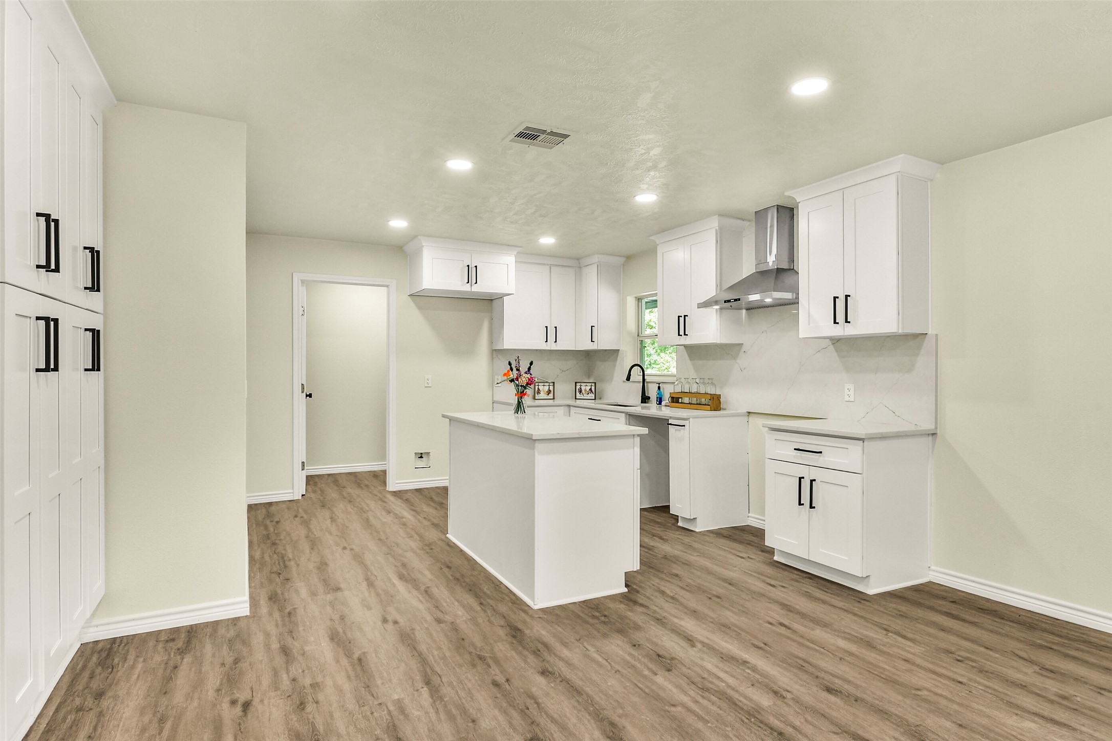 319 E South Street, Alvin, TX 77511