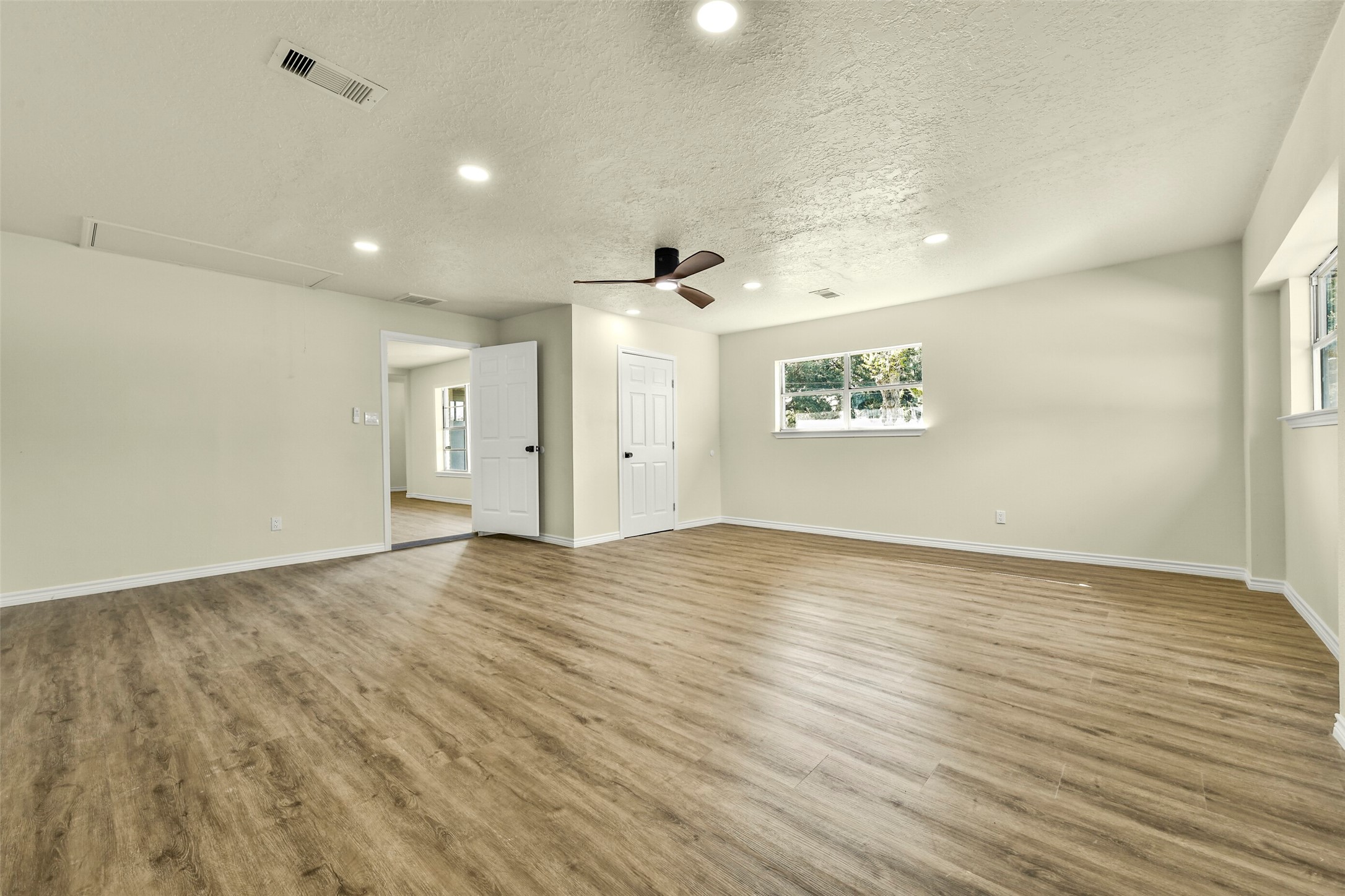 319 E South Street, Alvin, TX 77511