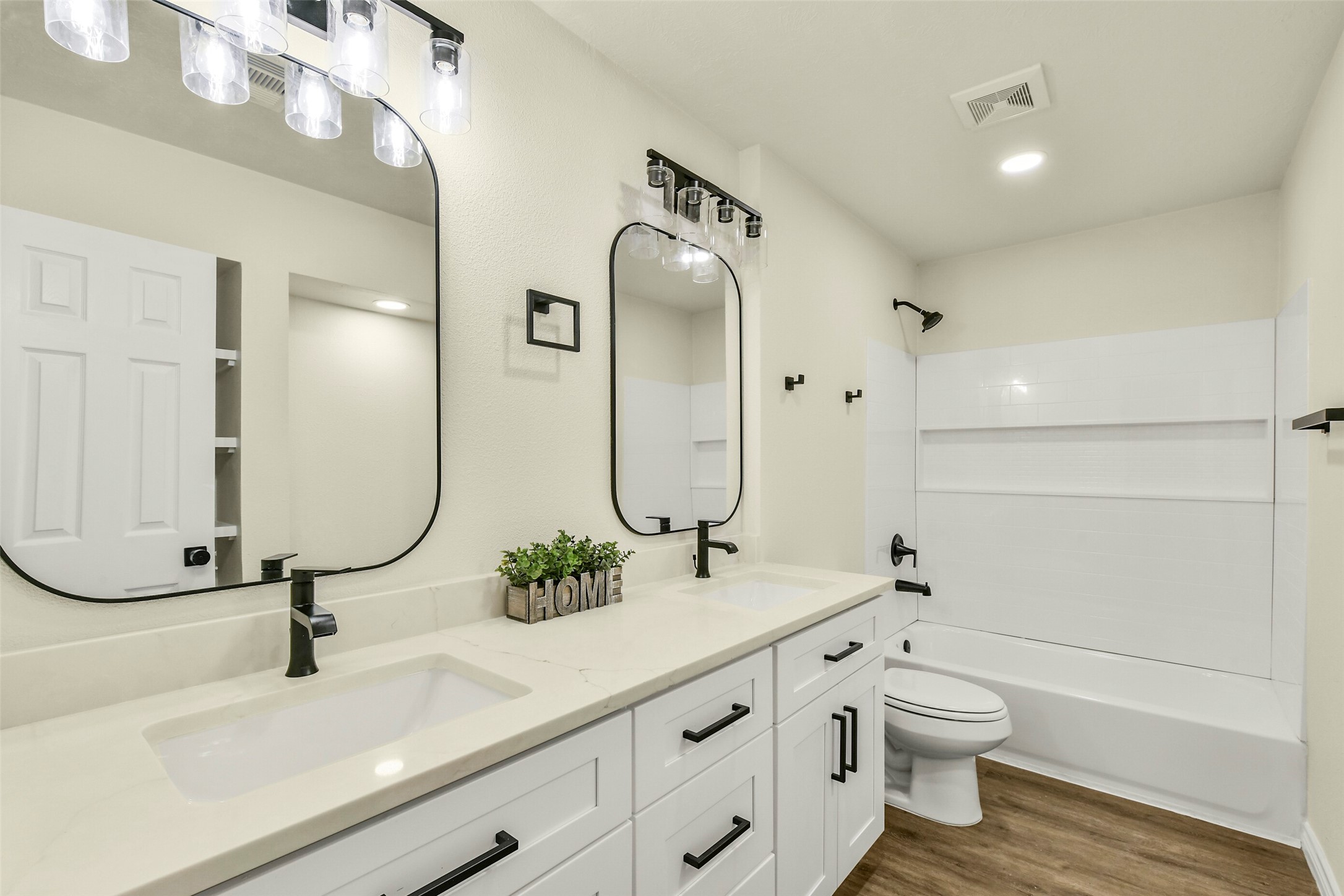 319 E South Street, Alvin, TX 77511