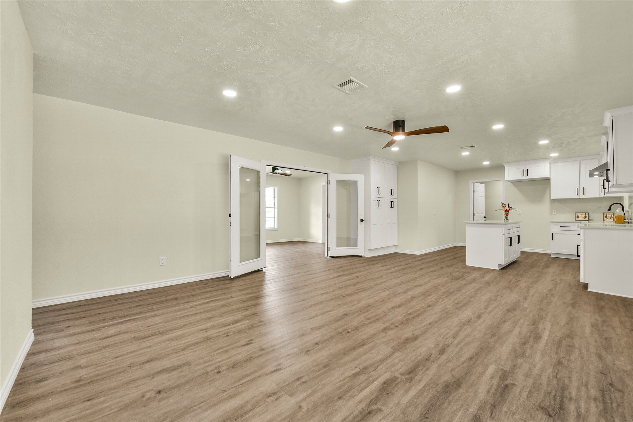 319 E South Street, Alvin, TX 77511 319 E South Street, Alvin, TX 77511