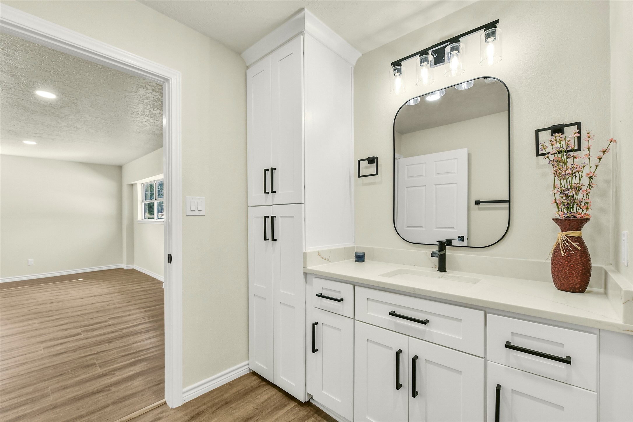 319 E South Street, Alvin, TX 77511