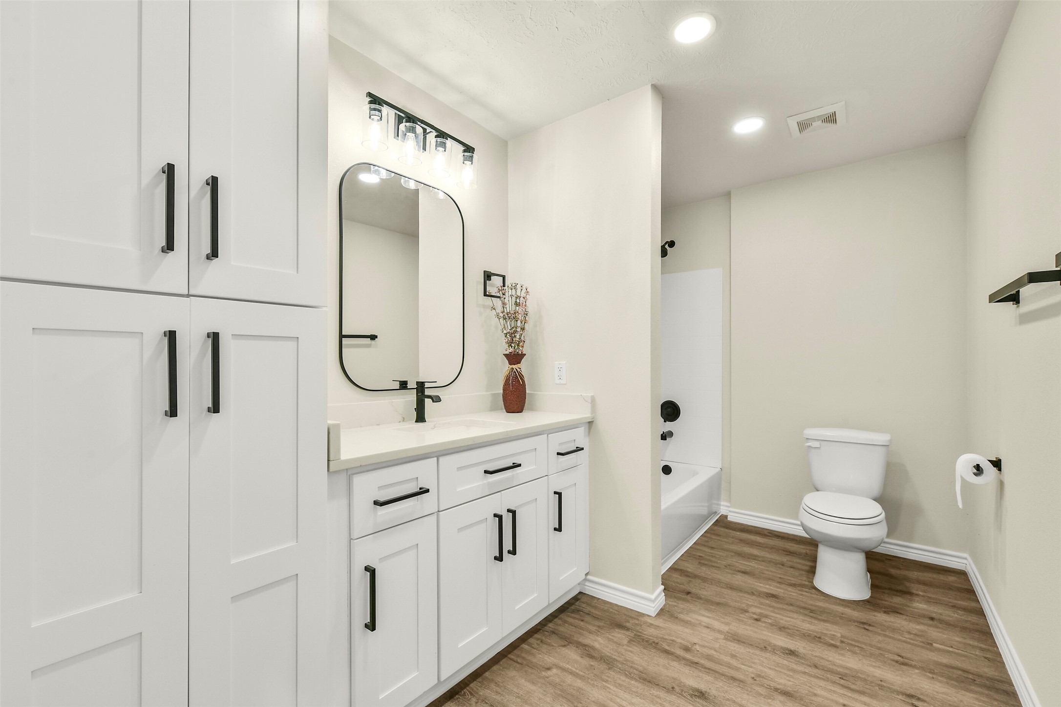319 E South Street, Alvin, TX 77511
