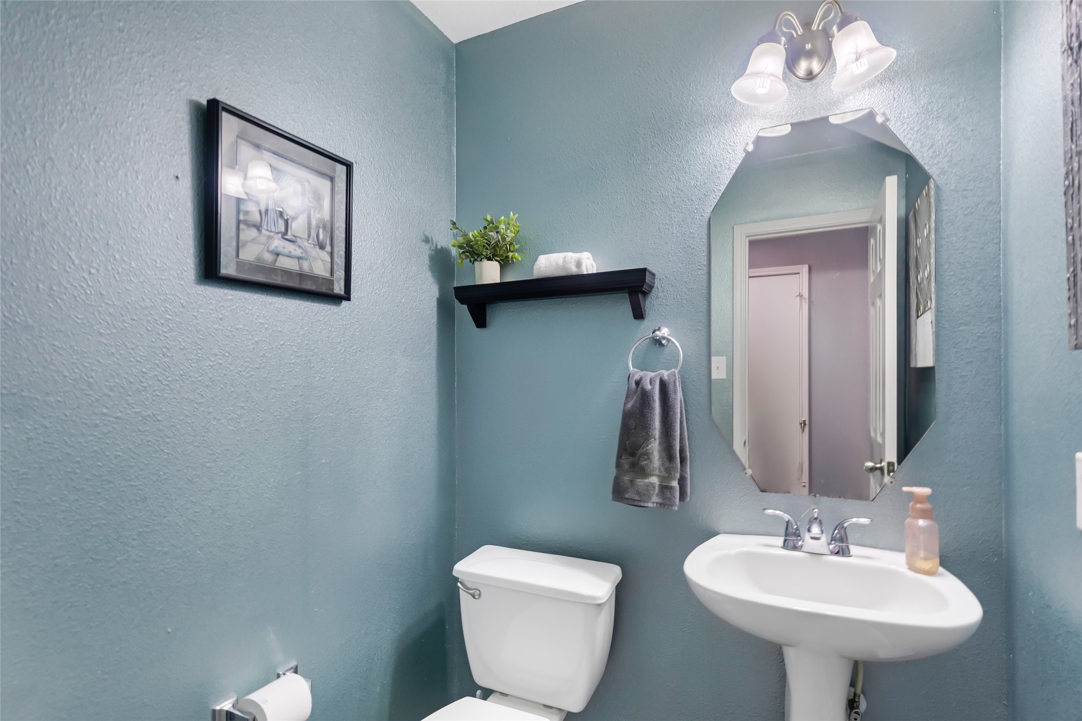 Conveniently located half bath, perfect for guests. Conveniently located half bath, perfect for guests.