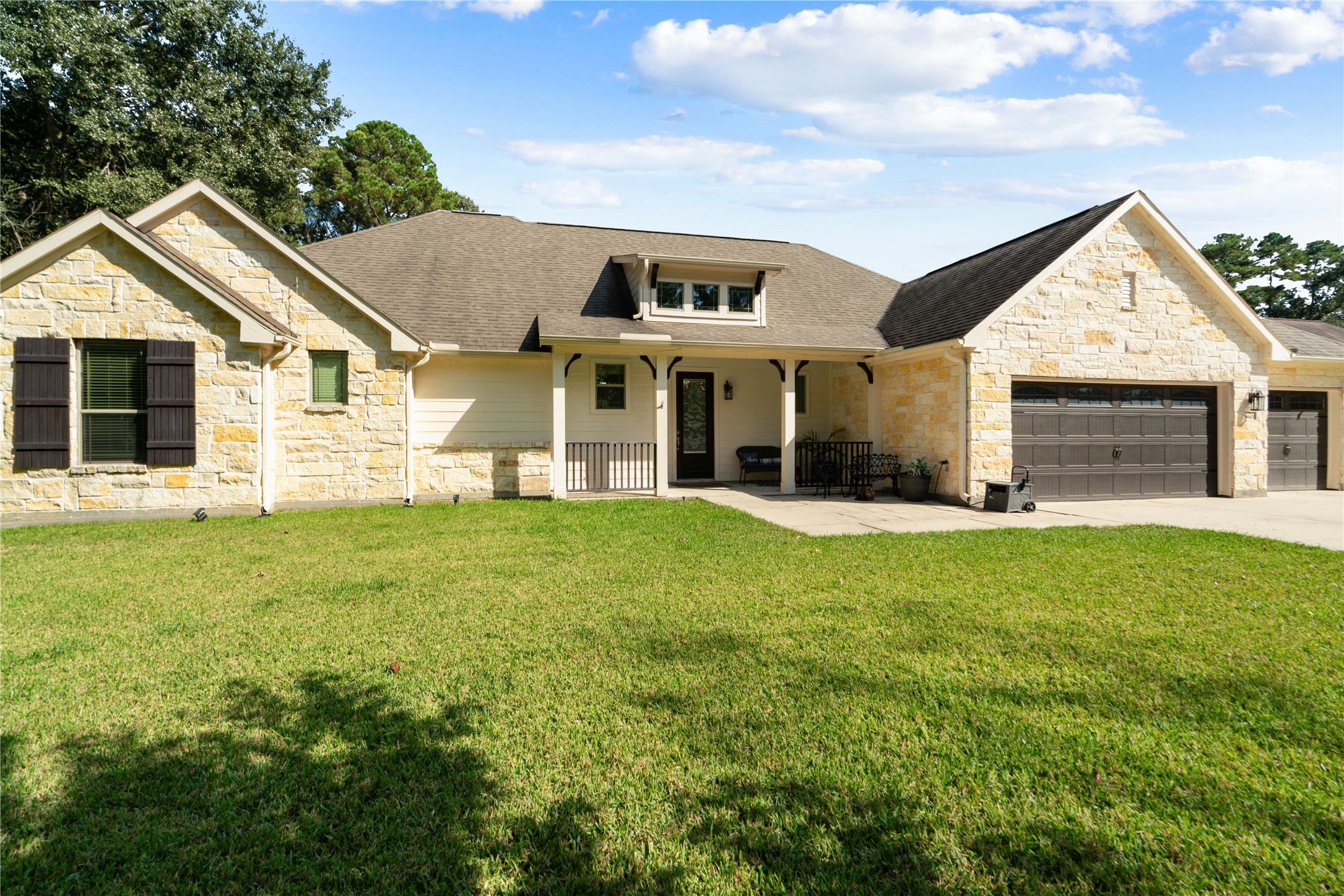 Beautiful curb appeal meets wide-open green space! Imagine coming home to this inviting setting every single day.