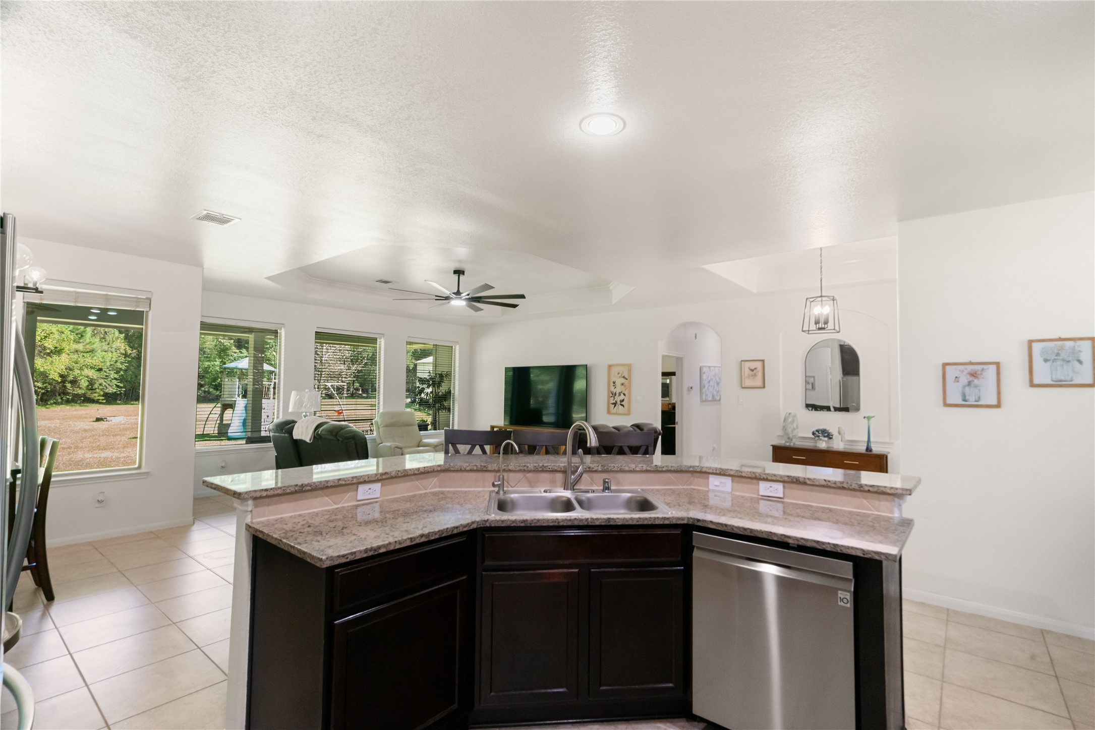 Room to prep, serve, and gather! Generous countertops and a central island make this kitchen ready for everything from weeknight dinners to holiday feasts.
16