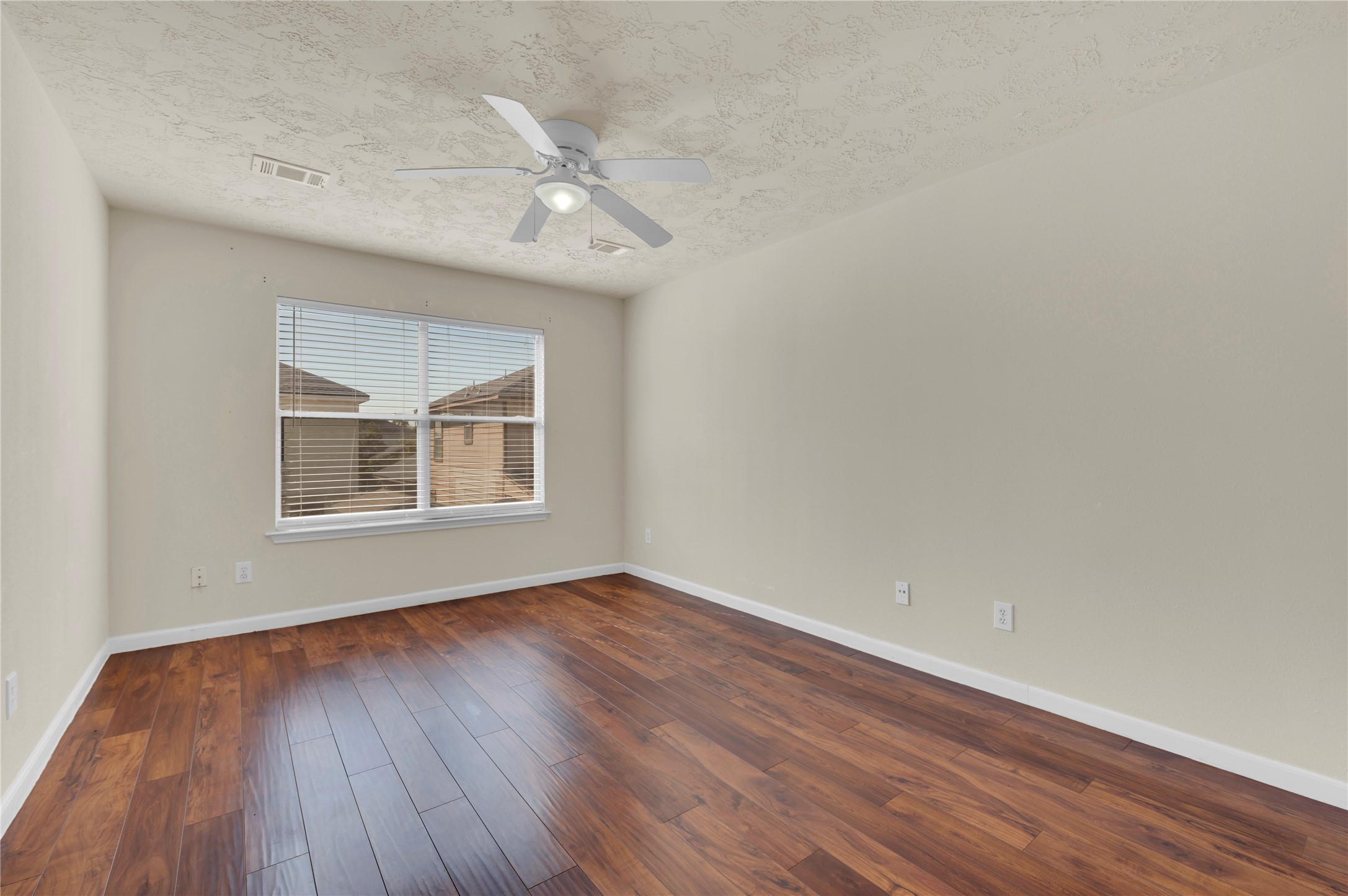 MAIN BEDROOM