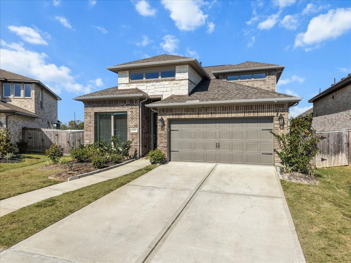 Plenty of space for parking and nice curb appeal!