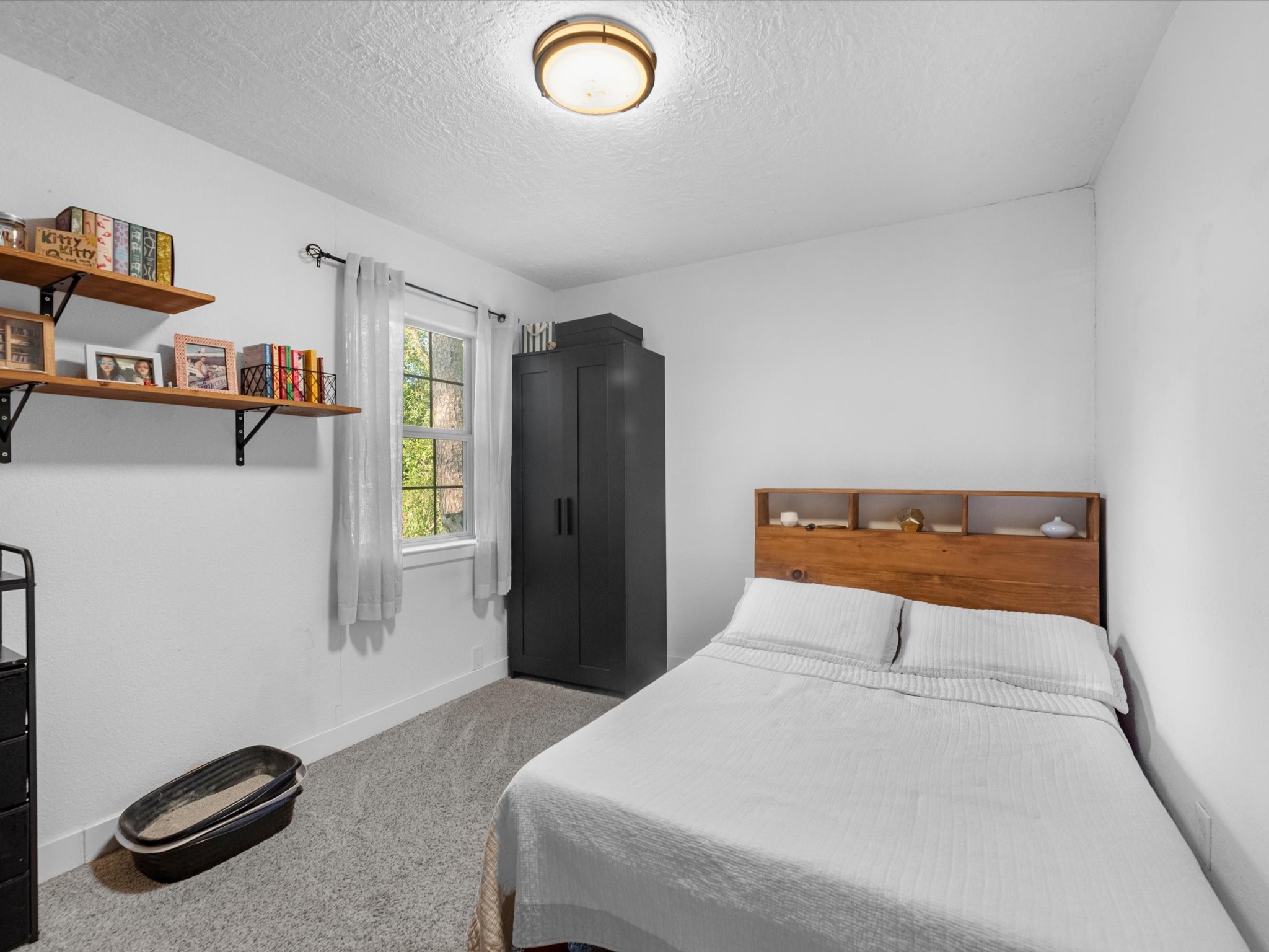 secondary bedroom.
