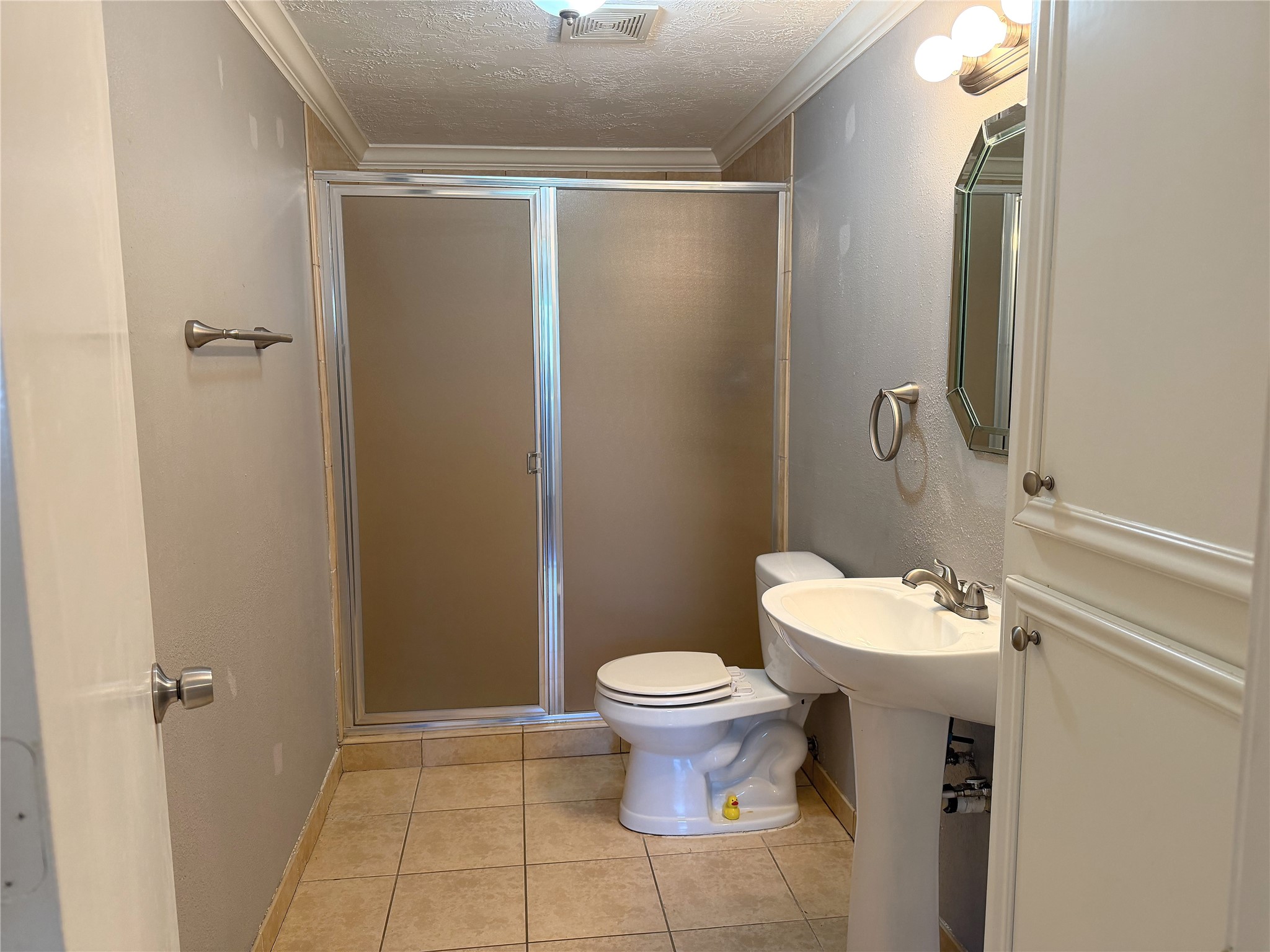 Secondary bathroom is conveniently located just off the front room and offers easy access from the main living areas. Secondary bathroom is conveniently located just off the front room and offers easy access from the main living areas.