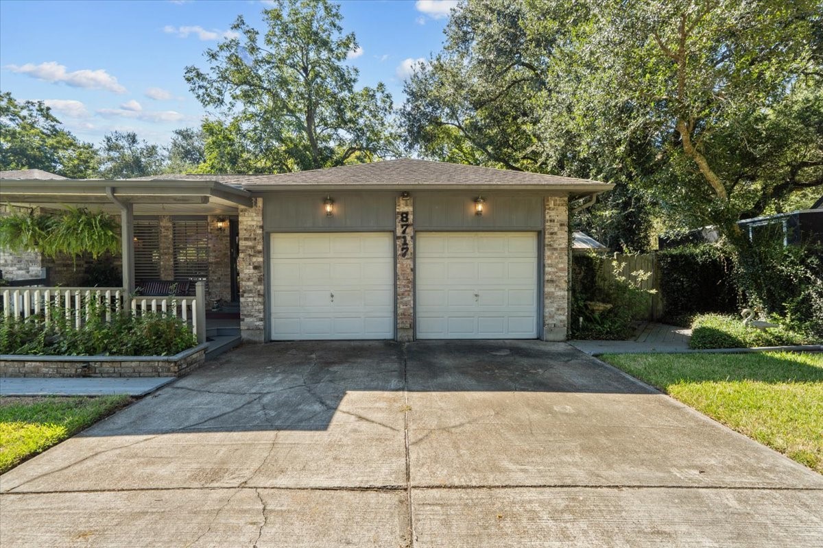 8717 Acorn Lane, Hitchcock, TX 77563