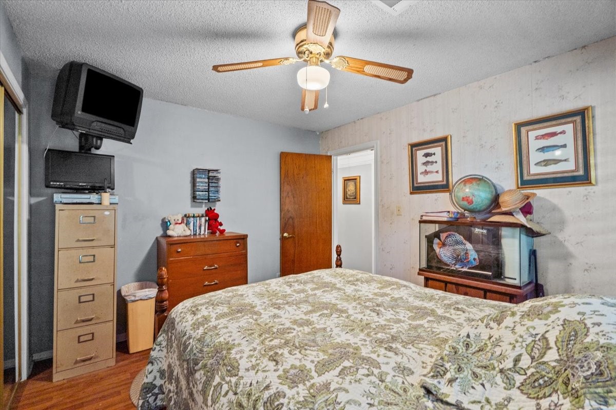 8717 Acorn Lane, Hitchcock, TX 77563