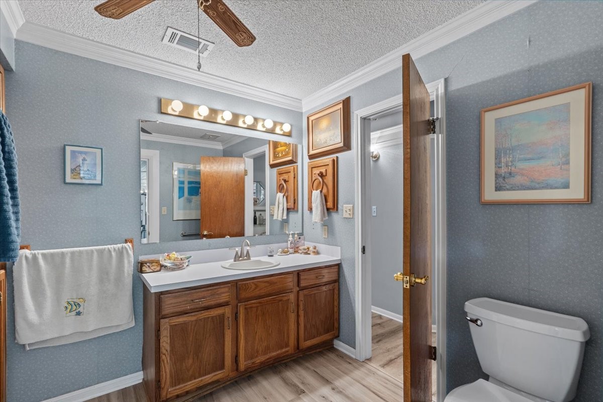 Secondary bathroom.