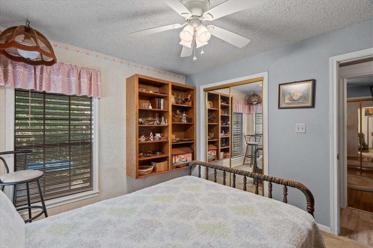 8717 Acorn Lane, Hitchcock, TX 77563