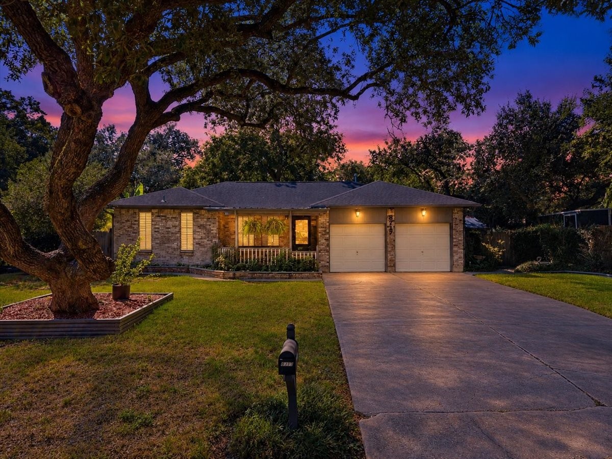 8717 Acorn Lane, Hitchcock, TX 77563 8717 Acorn Lane, Hitchcock, TX 77563