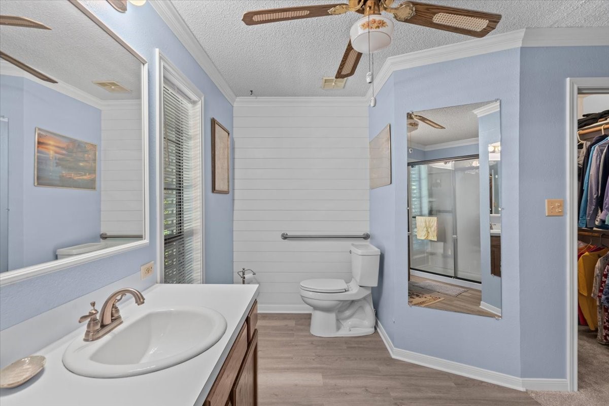 8717 Acorn Lane, Hitchcock, TX 77563