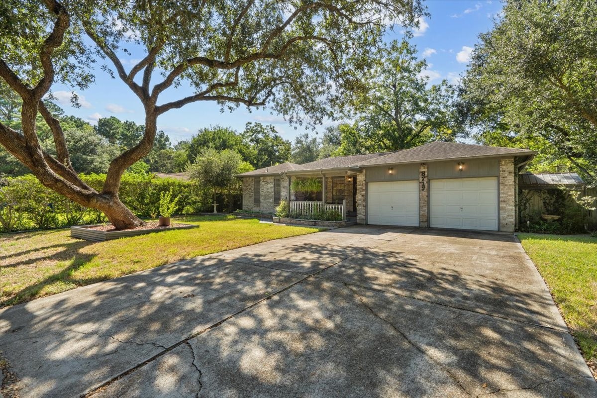 8717 Acorn Lane, Hitchcock, TX 77563