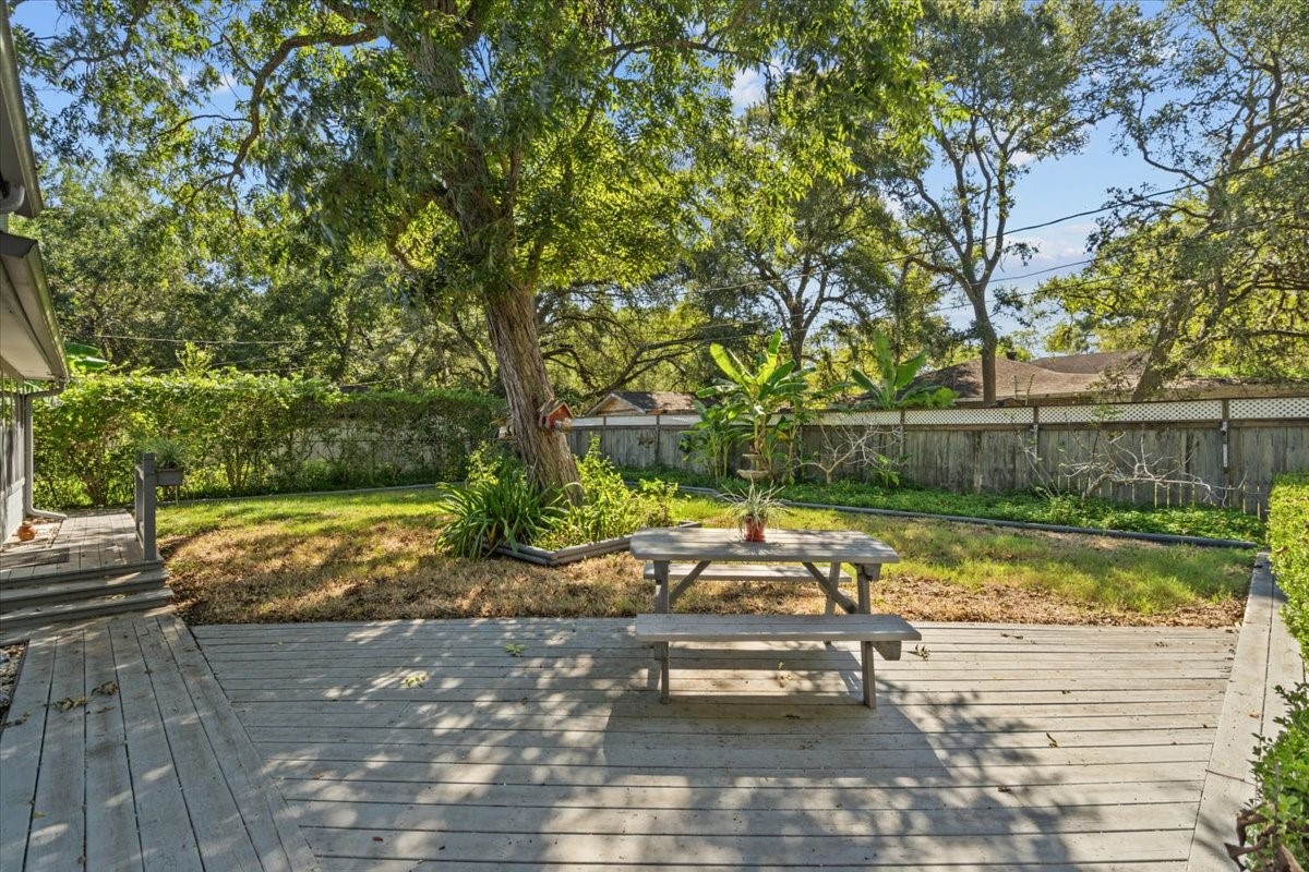 8717 Acorn Lane, Hitchcock, TX 77563