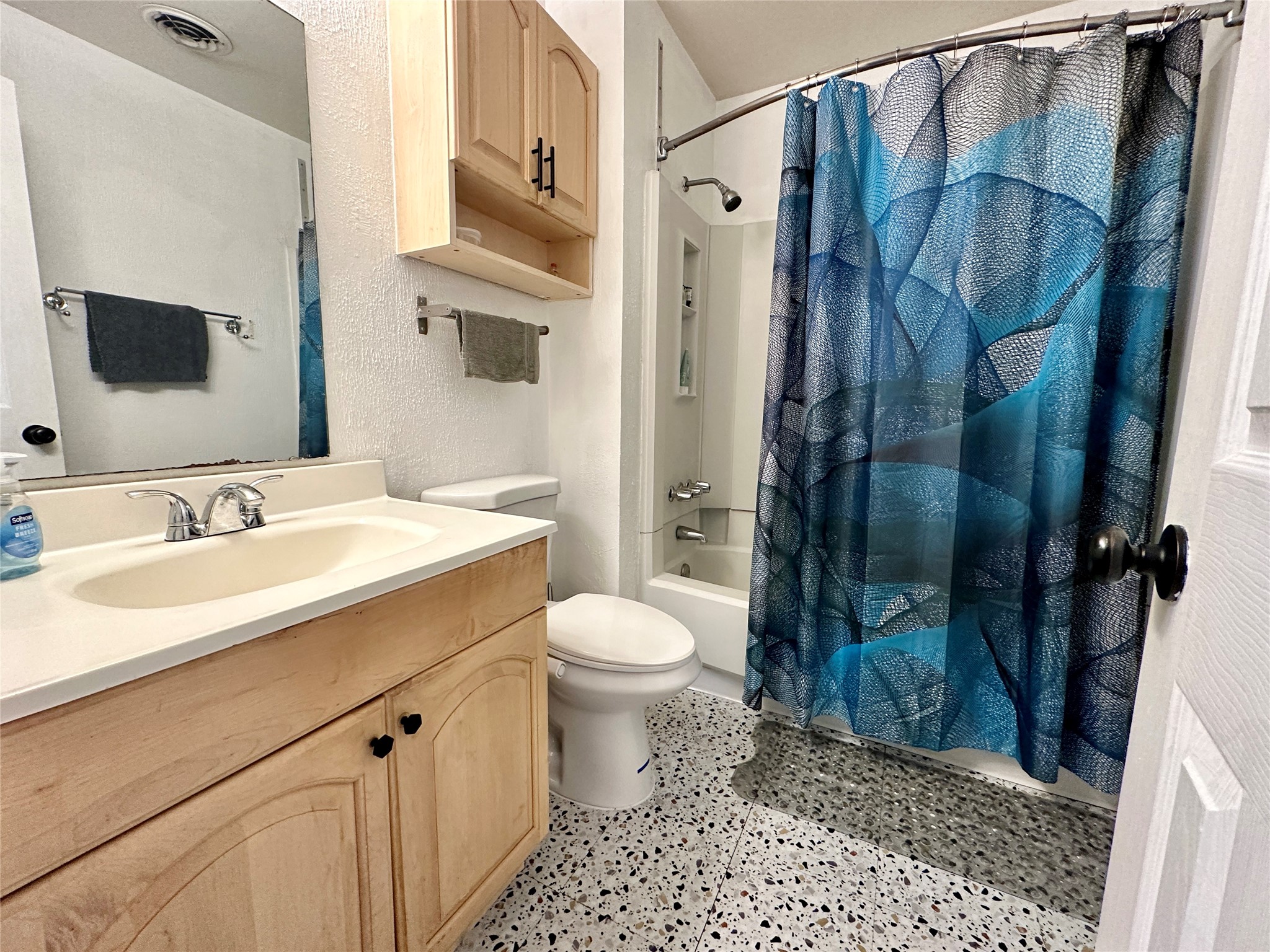 Upstairs full bathroom. Bathtub and shower combo.