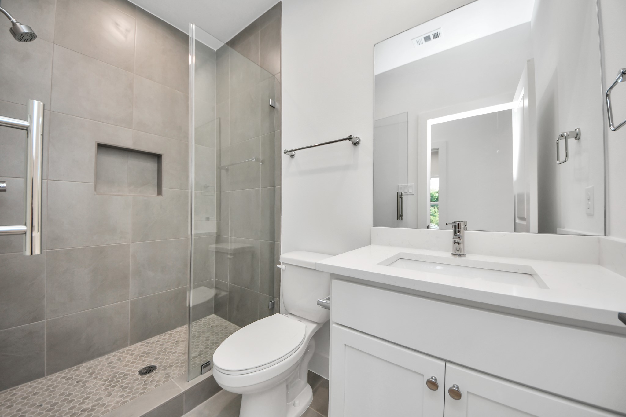 Second-floor full bathroom.