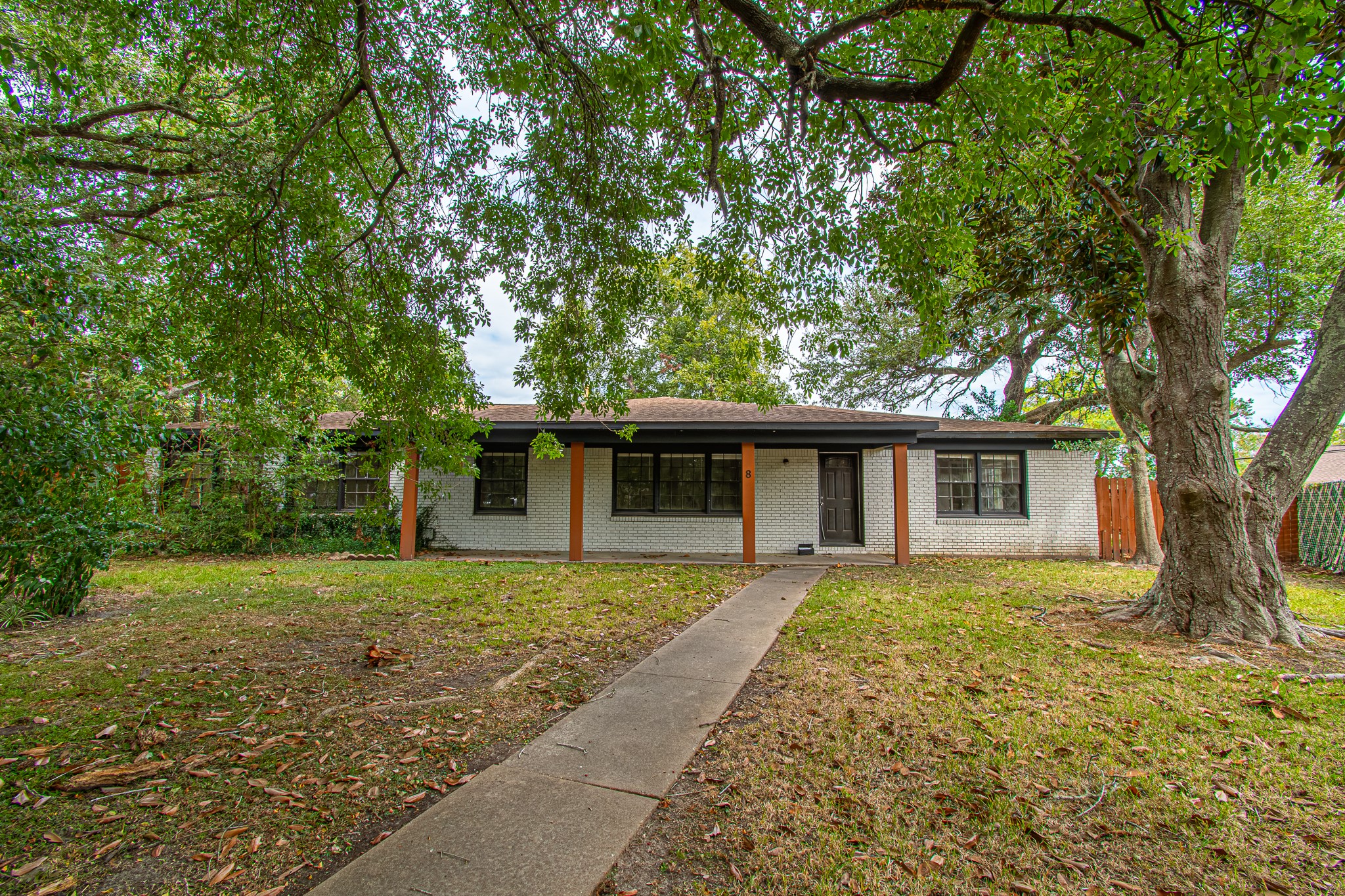 The Cul-De-Sac pathway to this house is surrounding by charming trees.