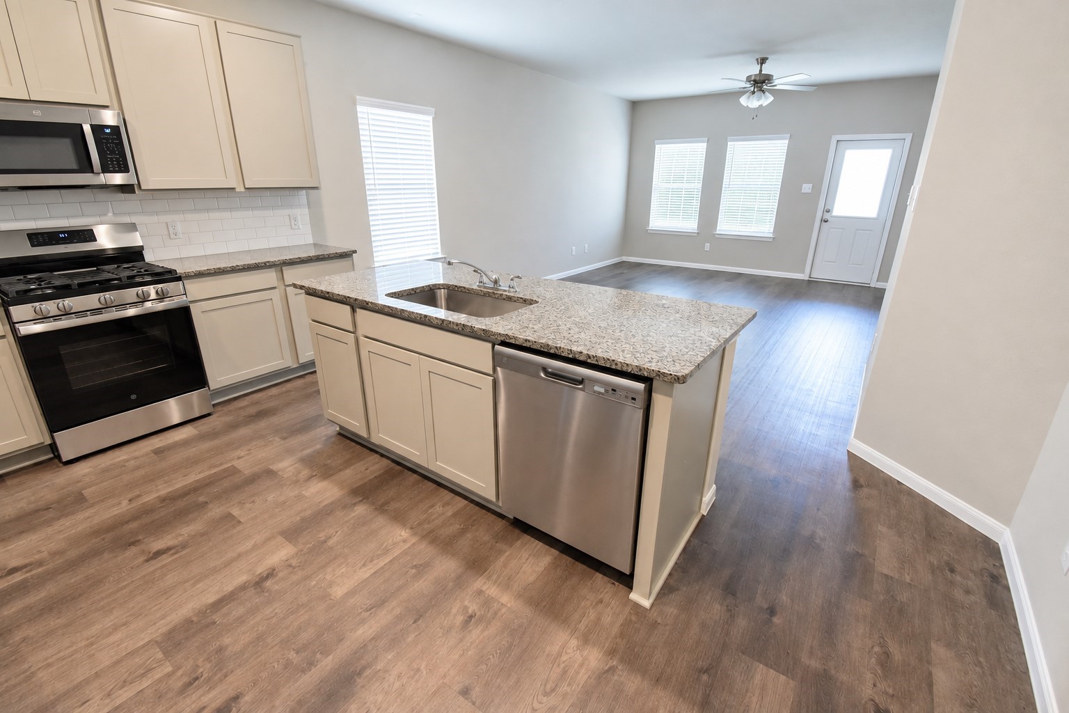 3187 Savannah Rose Drive, Angleton, TX 77515