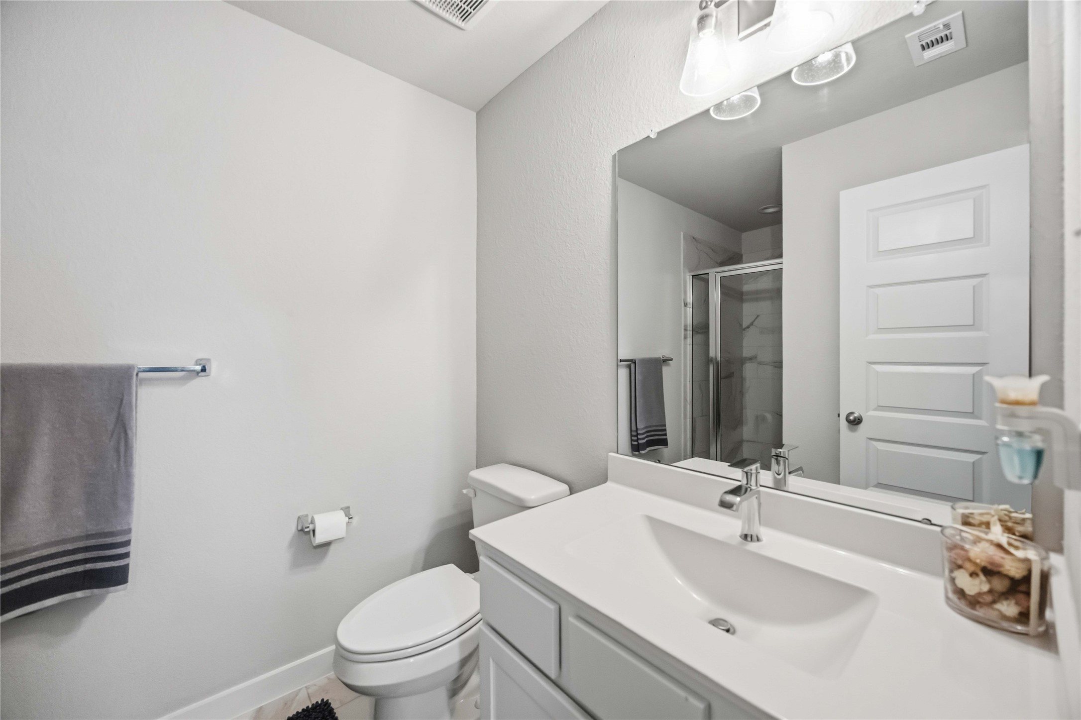 En-suite bathroom inside the secondary bedroom!