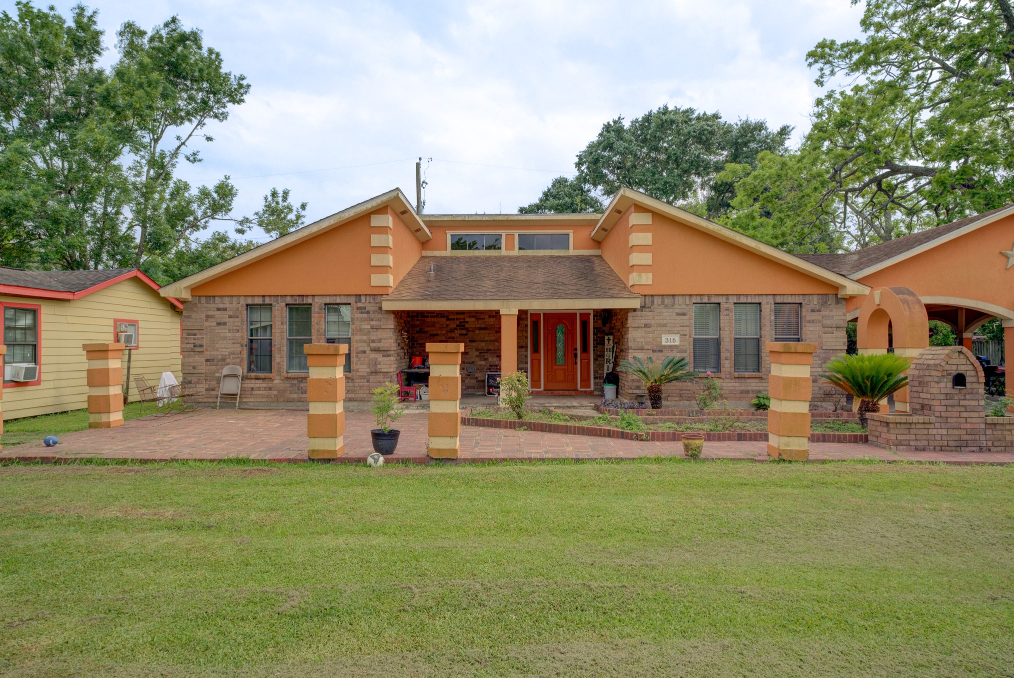 316 Hickman Lane, Angleton, TX 77515
