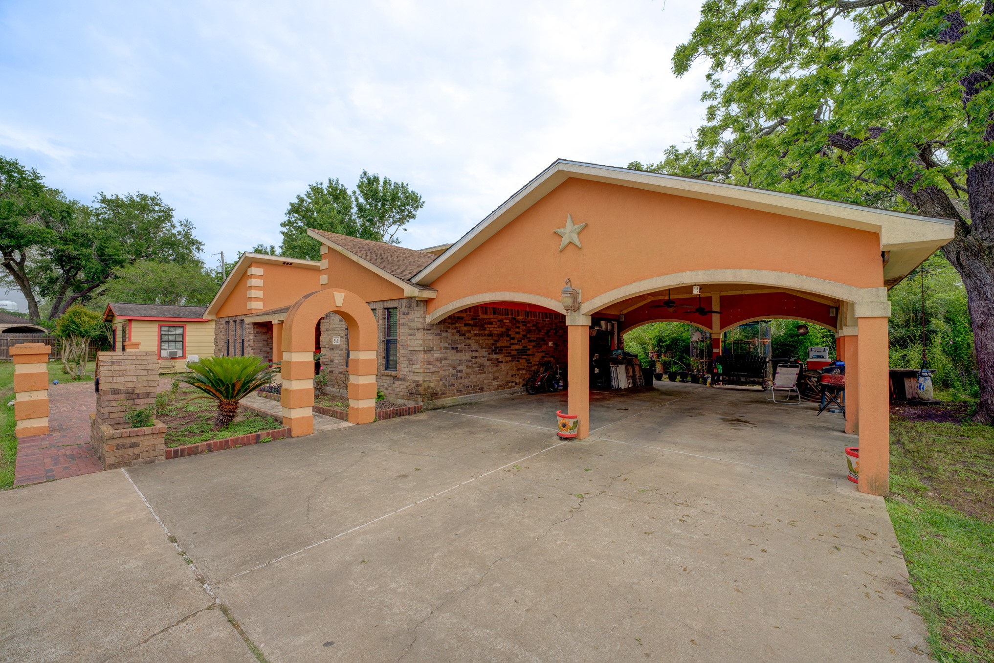 316 Hickman Lane, Angleton, TX 77515