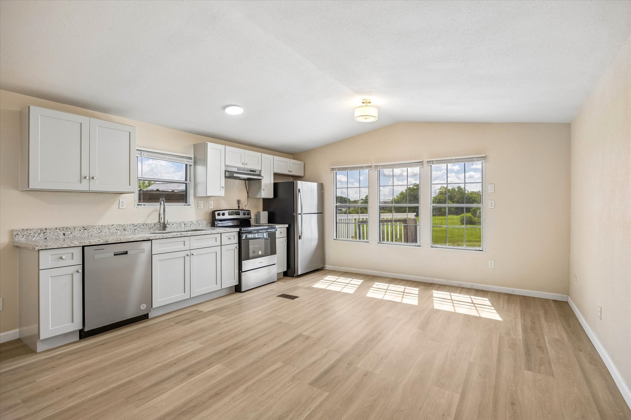 5806 S Highway 35, Alvin, TX 77511