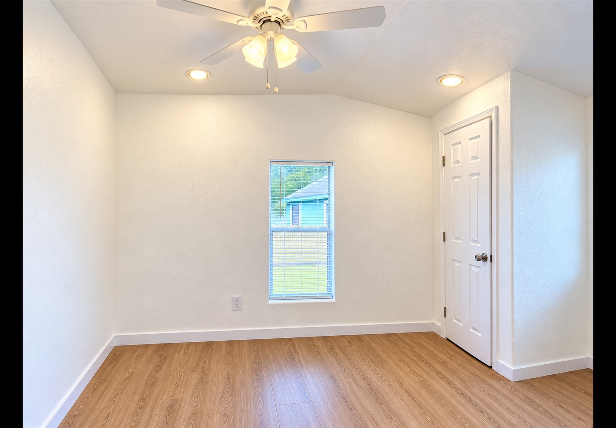 712 E 32nd B Street E, Houston, TX 77022