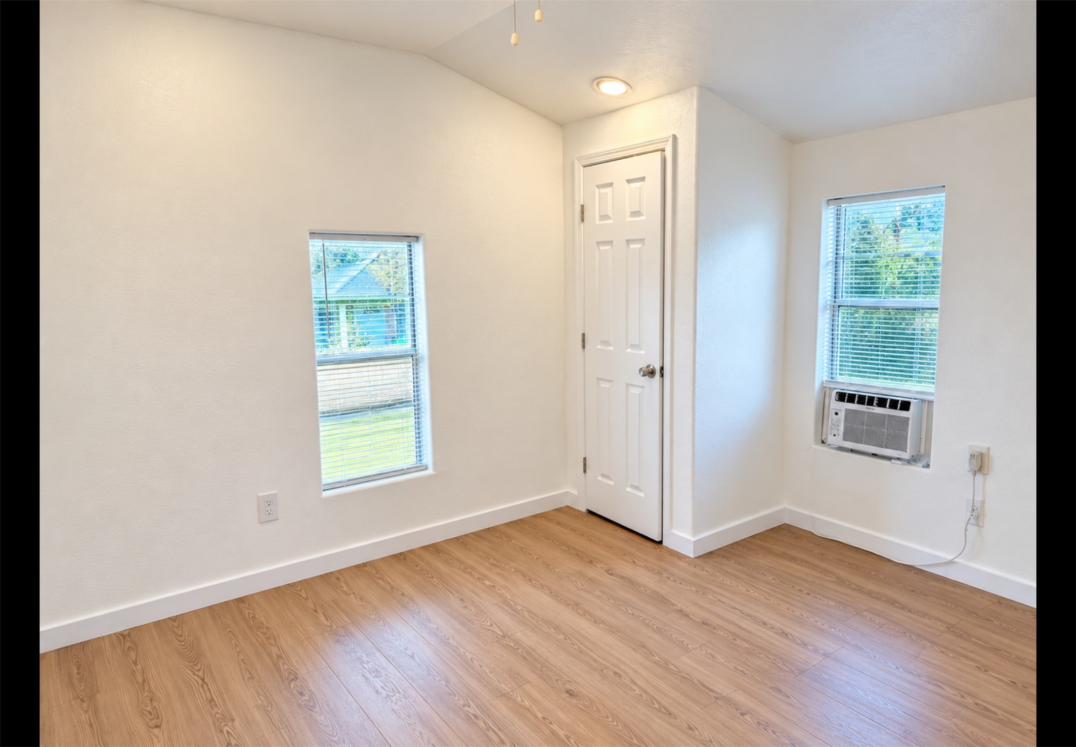 712 E 32nd B Street E, Houston, TX 77022