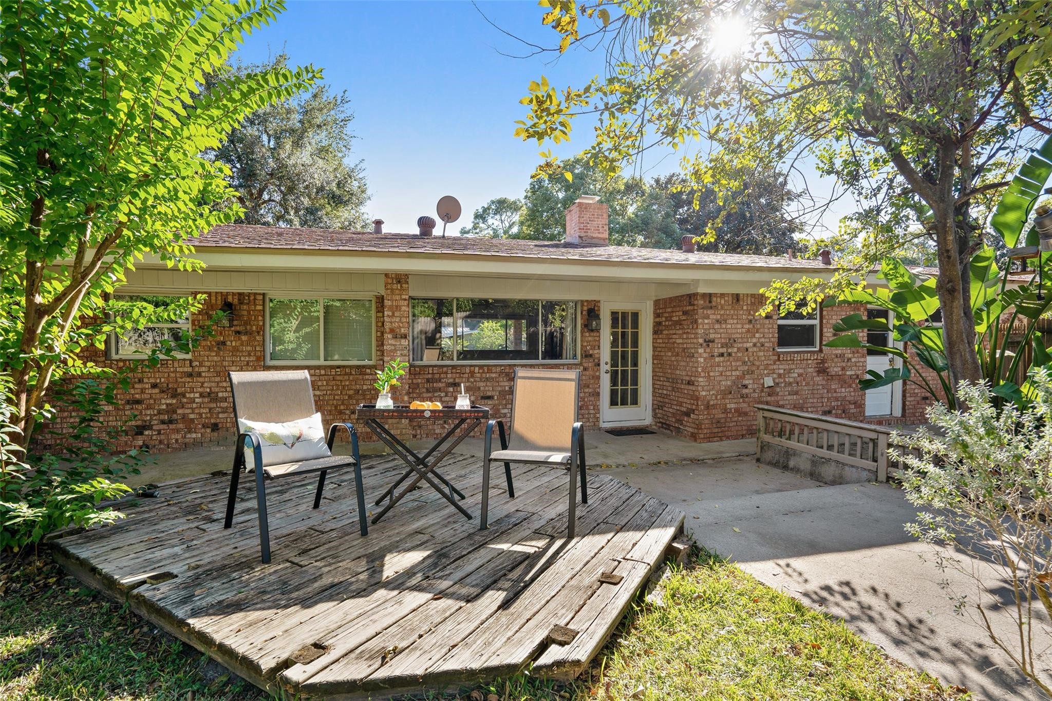 Iced tea and lemonade anyone? This deck is a great place to unwind at the end of a long day!